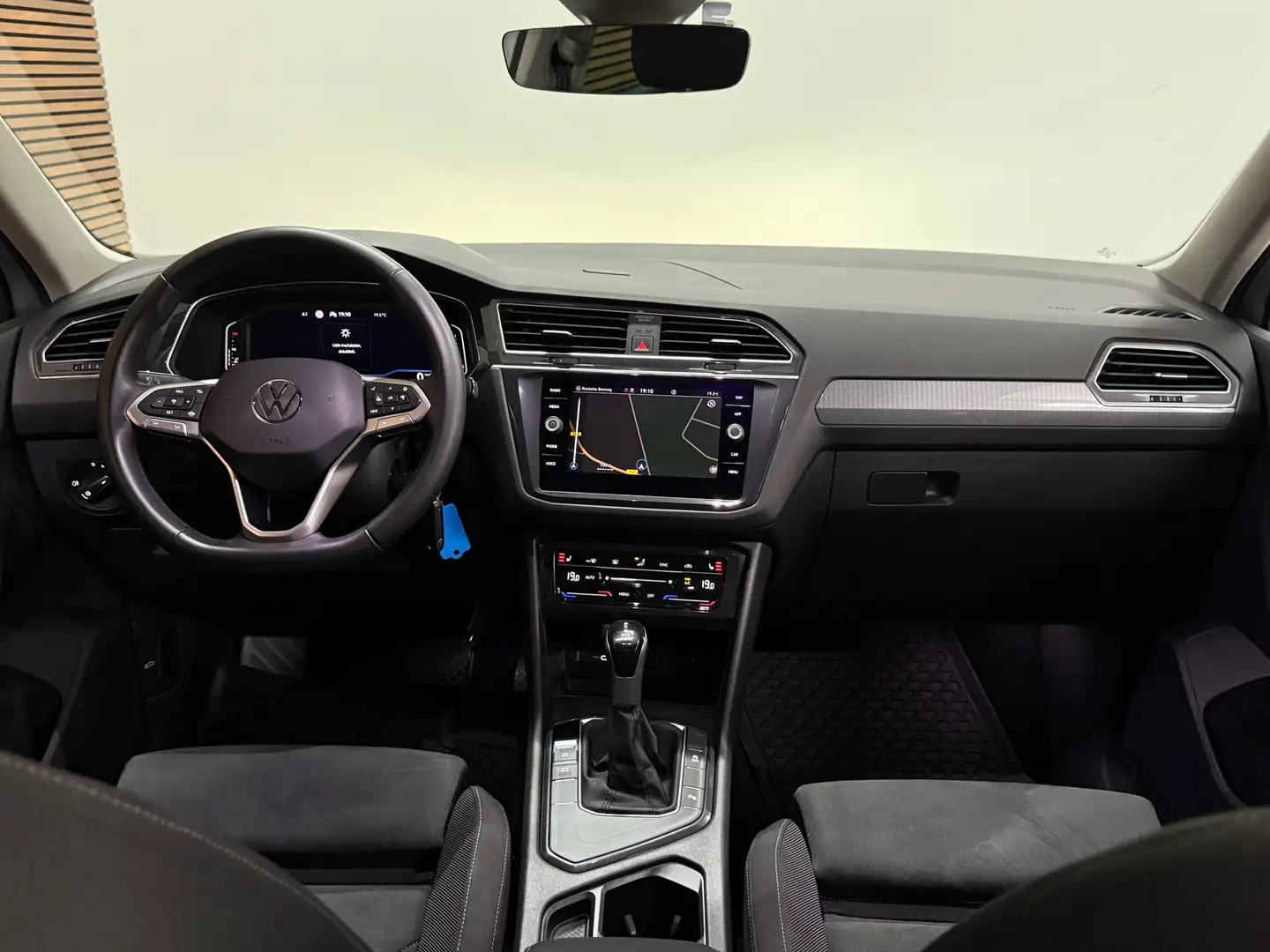 Volkswagen Tiguan 1.5 TSI Automaat Elegance | Virtual Cockpit | Mass Grijs - 2