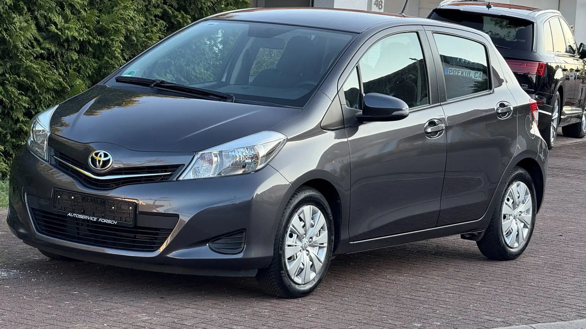 Toyota Yaris Yaris  5-Türer 1.33 VVT-i Executive Grau - 2