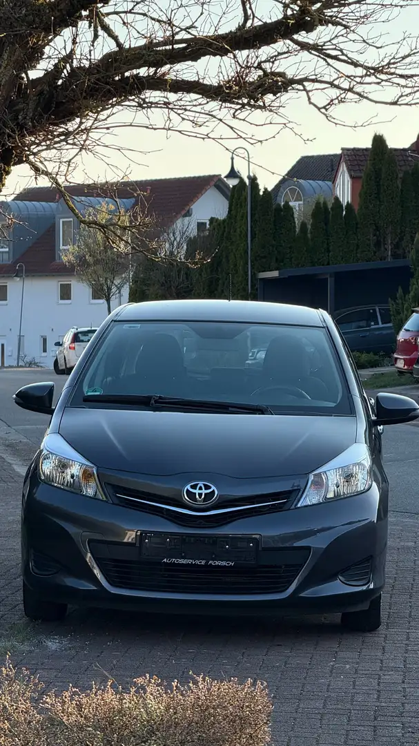 Toyota Yaris Yaris  5-Türer 1.33 VVT-i Executive Grau - 1