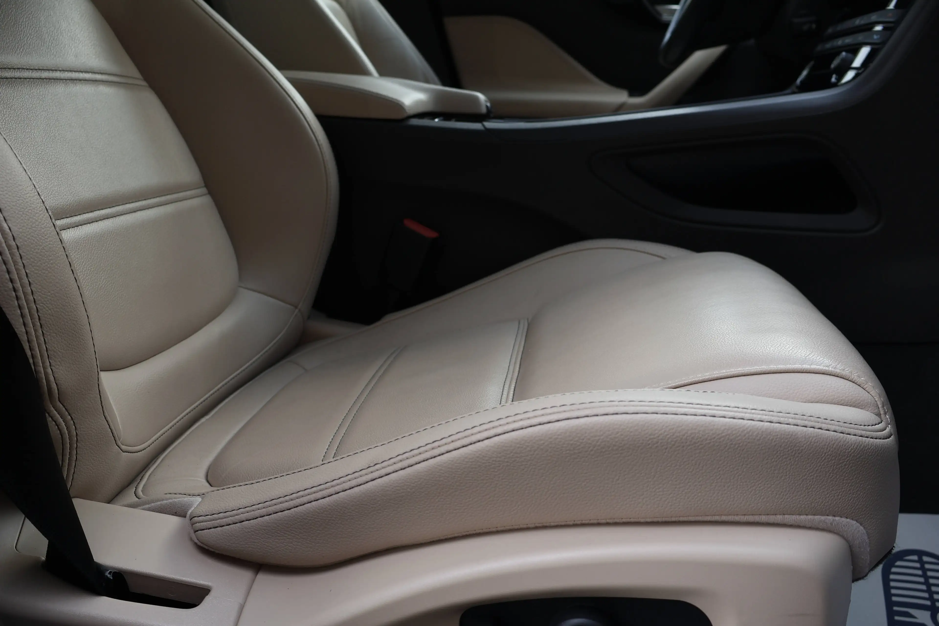 Jaguar F-Pace F-Pace 2.0 D AWD Pano CruiseC CarPlay MERIDIAN Garantie* — photo 8