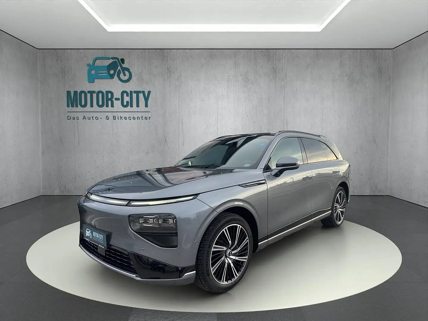 Xpeng G9 Performance AWD Grau - 1