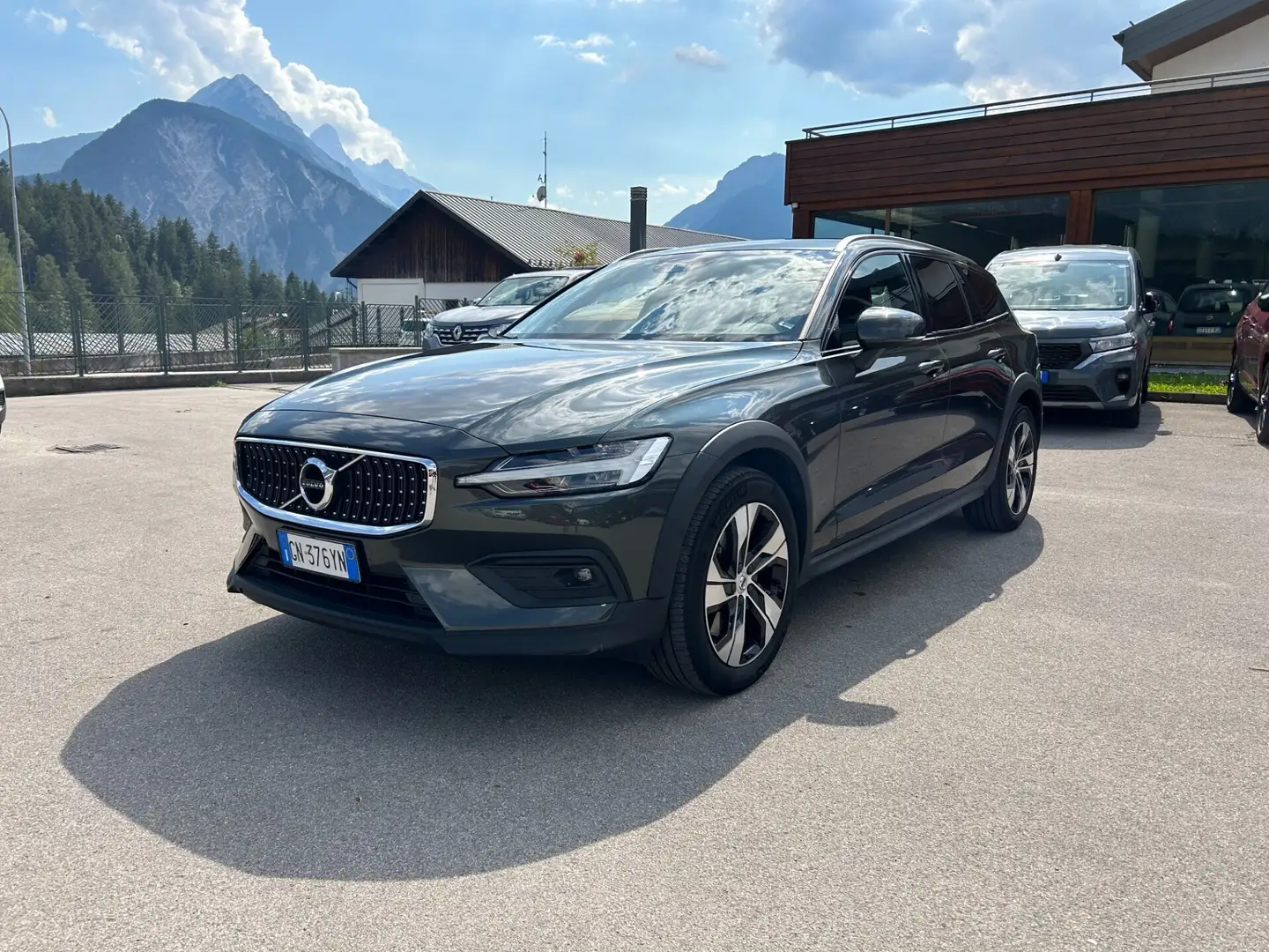 Volvo V60 Cross Country V60 Cross Country B4 (d) AWD automatico Ultimate Grigio - 1