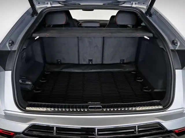 Lamborghini Urus view 5