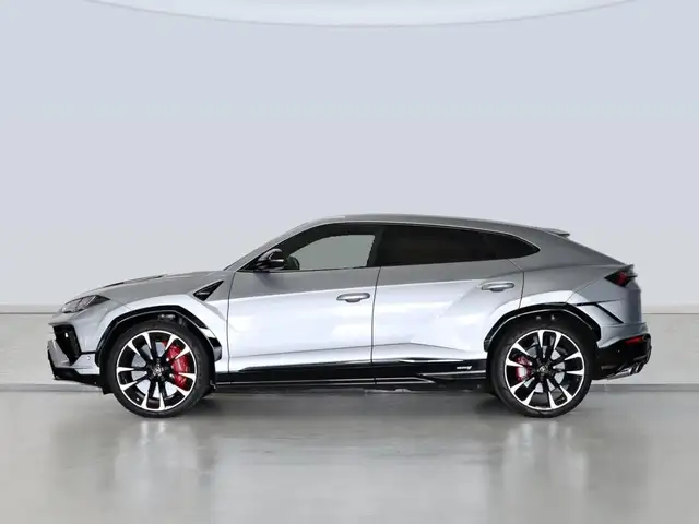 Lamborghini Urus view 3