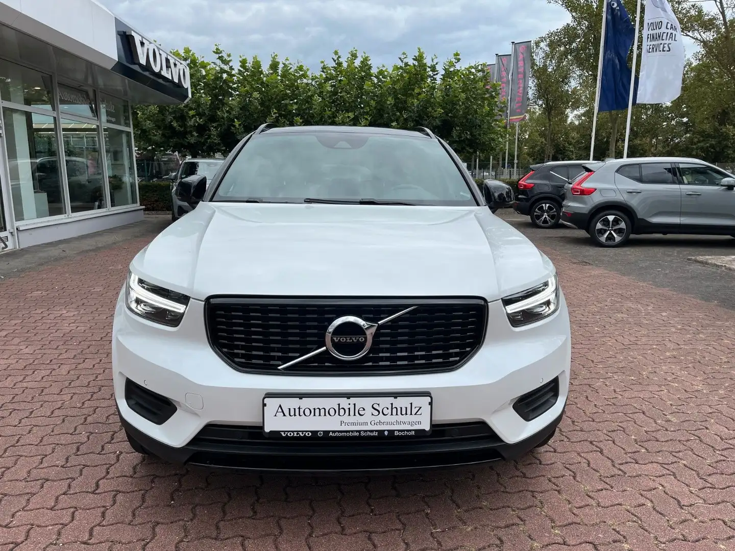 Volvo XC40 Recharge R Design Weiß - 2