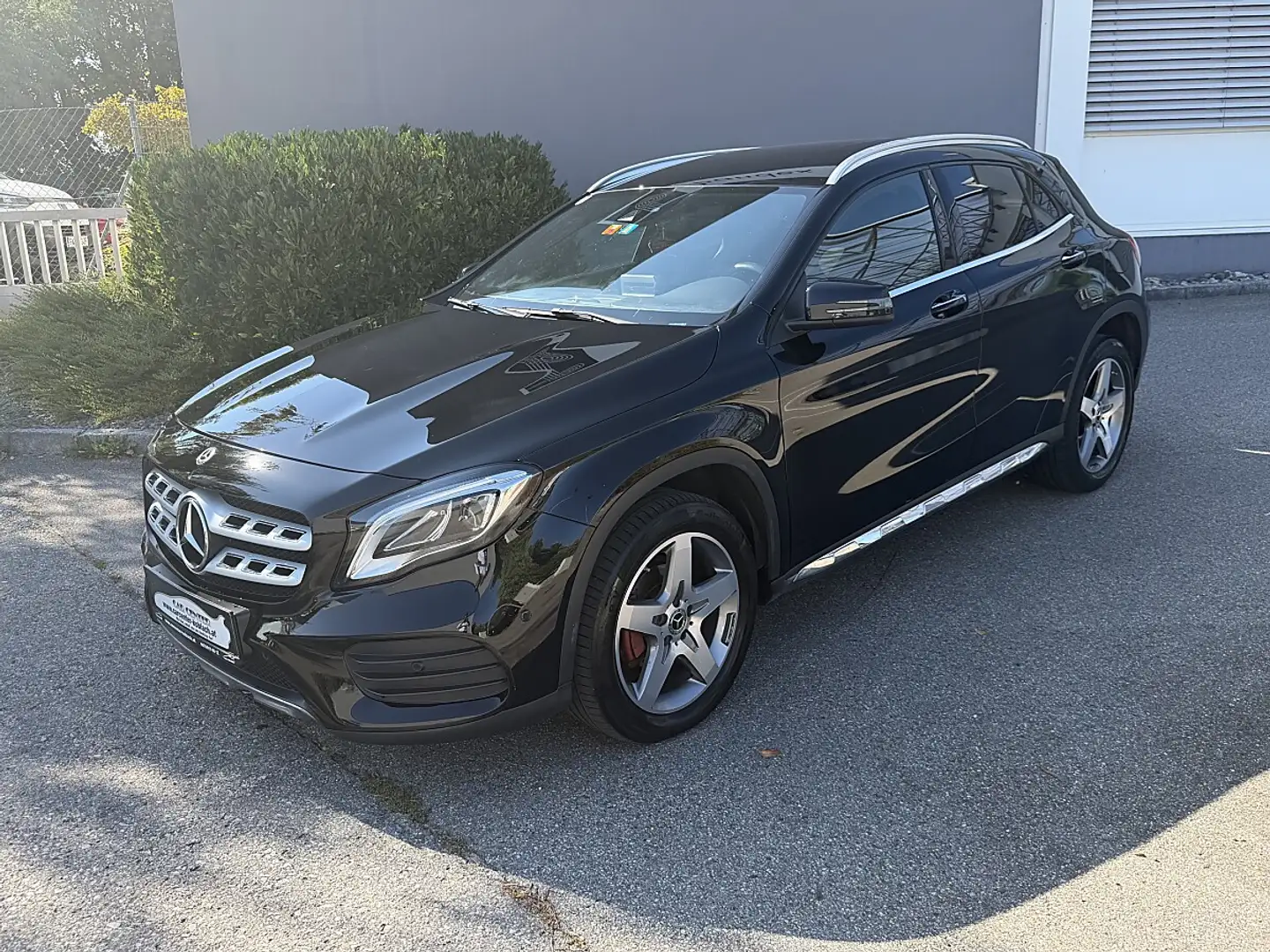 Mercedes-Benz GLA 200 d Schwarz - 1