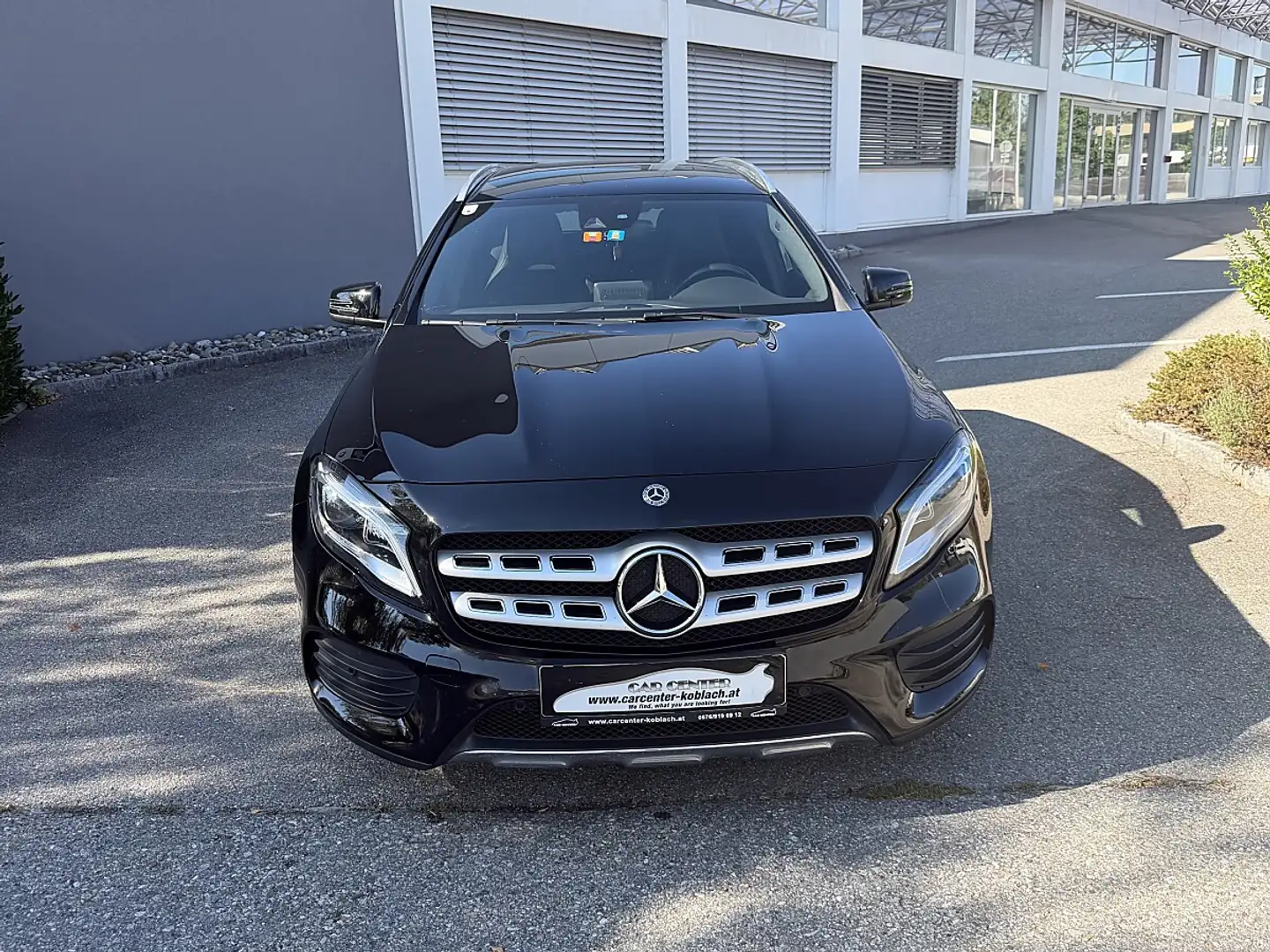 Mercedes-Benz GLA 200 d Schwarz - 2