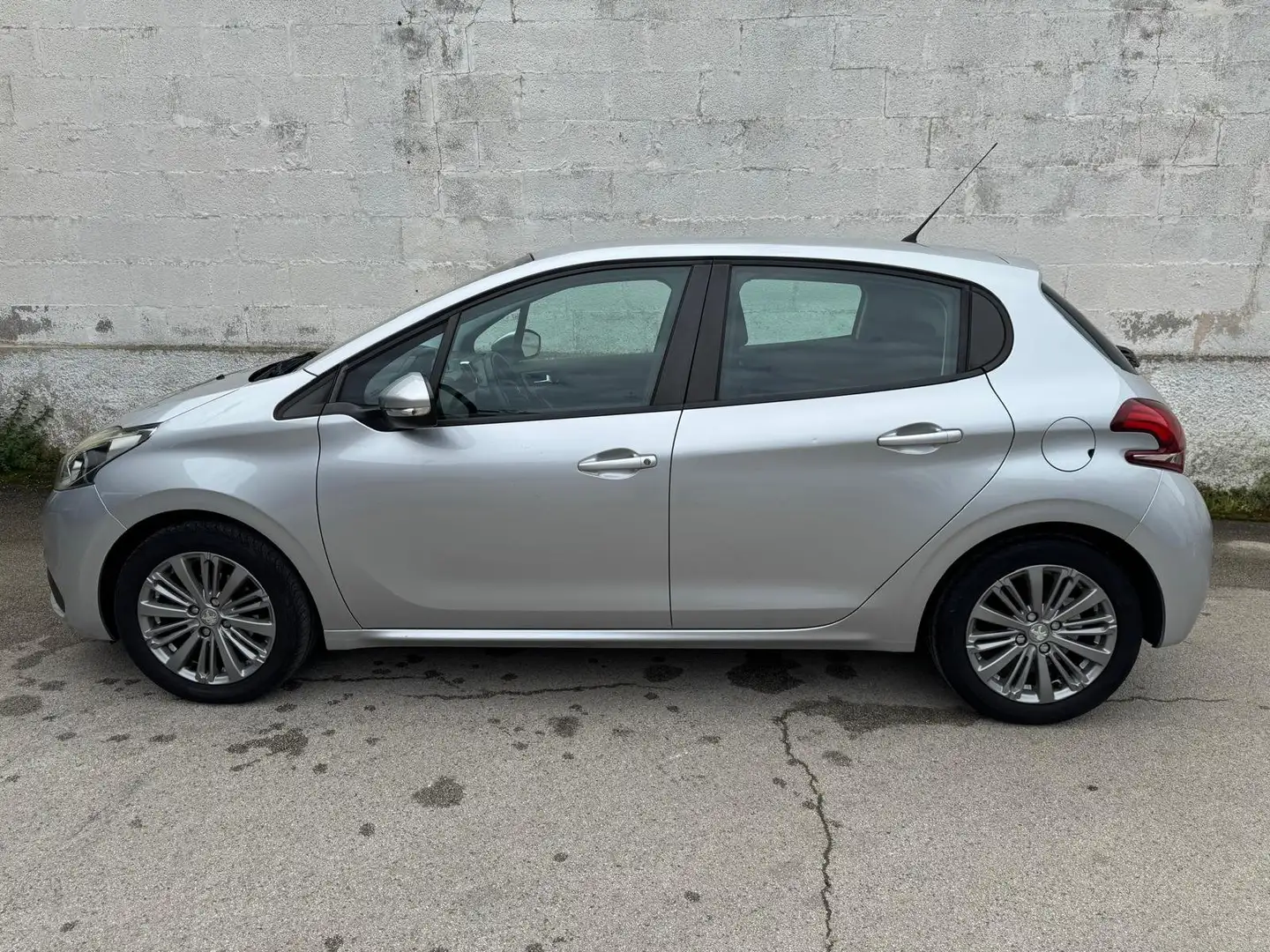 Peugeot 208 208 I 2015 5p 1.6 bluehdi Allure 75cv Gris - 2