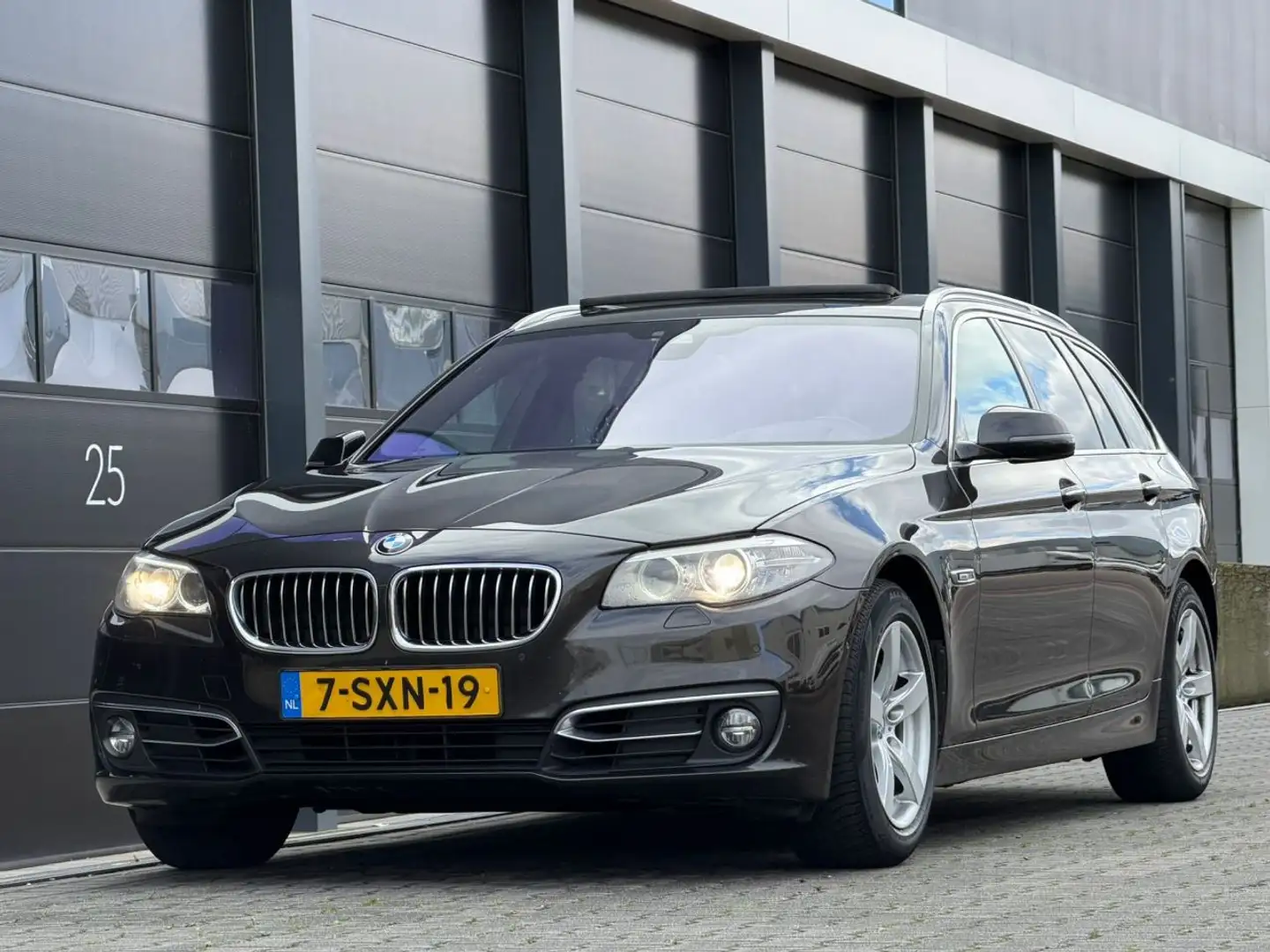BMW 530 5-serie 530d Virtual Cockpit Hade-Up Pano Bruin - 1