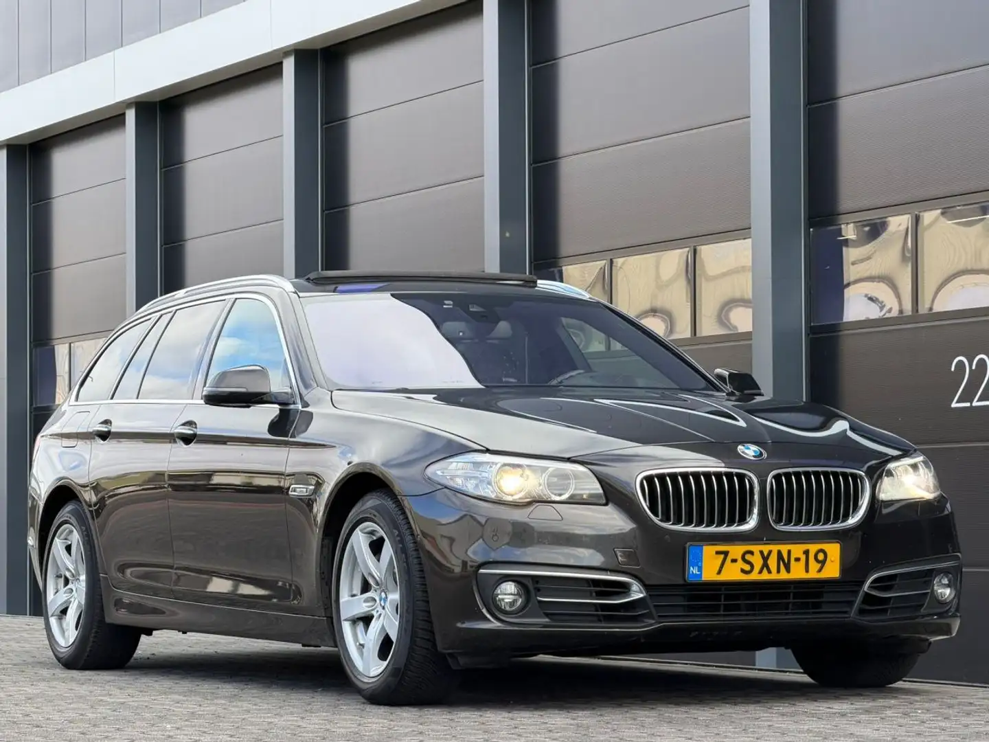 BMW 530 5-serie 530d Virtual Cockpit Hade-Up Pano Bruin - 2