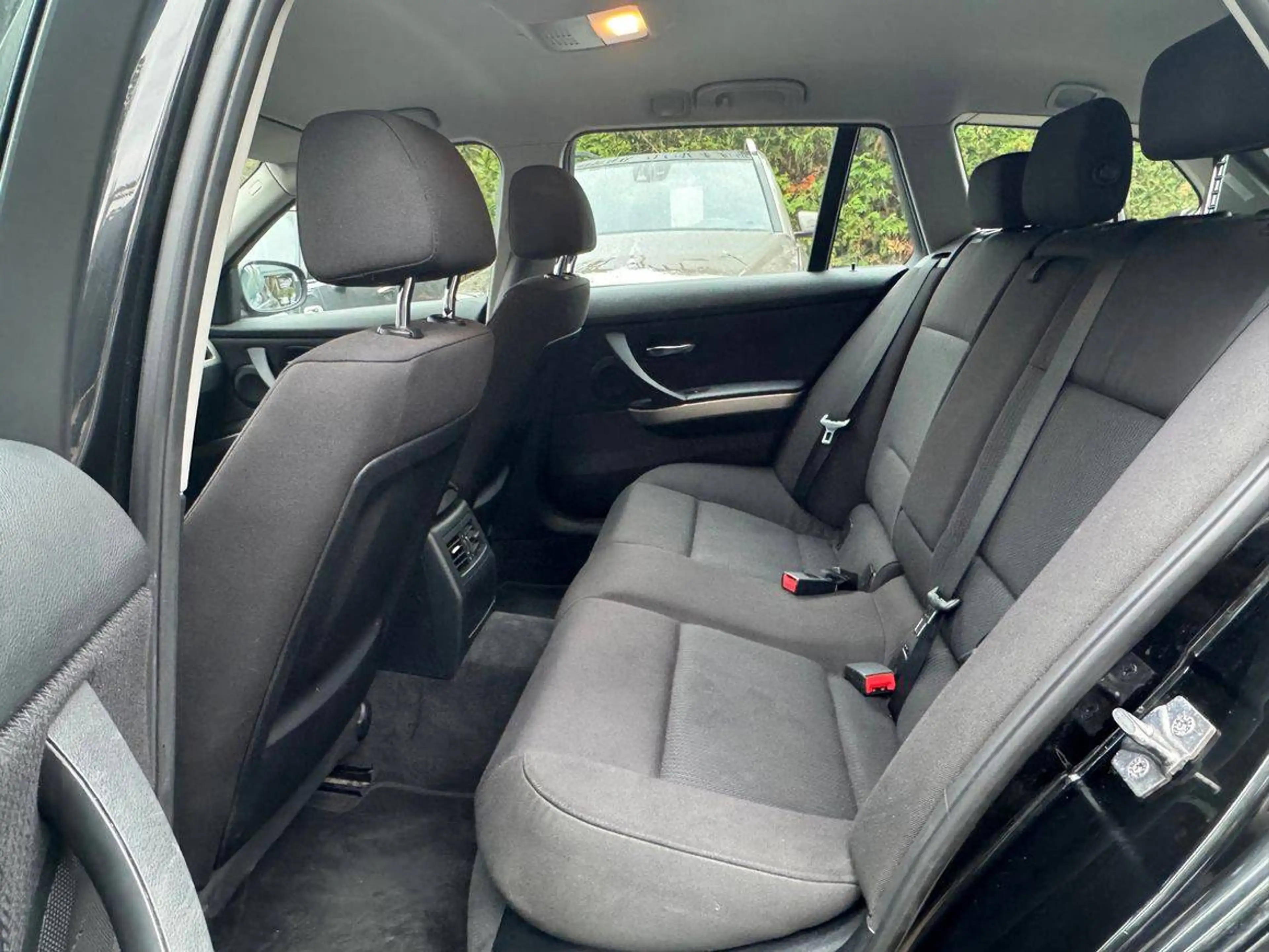 BMW 318 i-PDC-Sitzheitzung-Klimaautomatik-Allwetterreifen 25 — photo 10