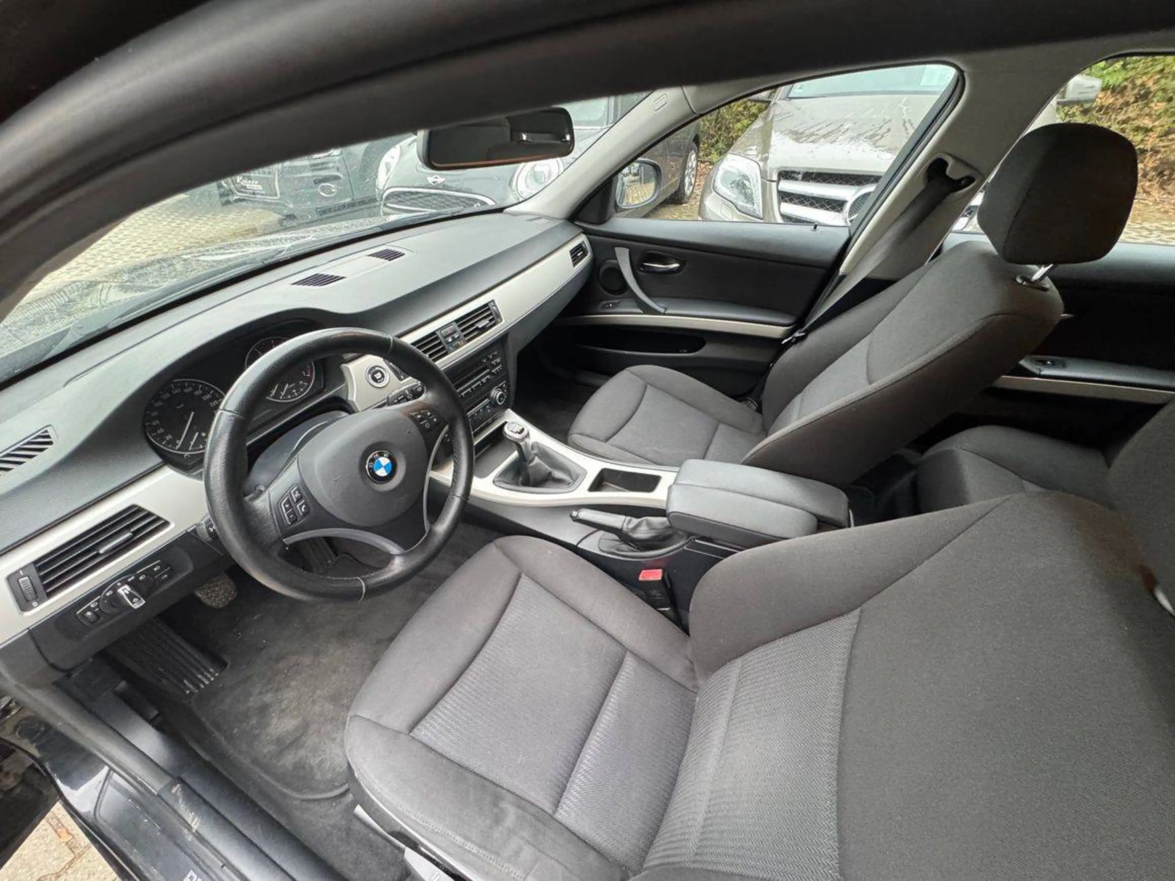 BMW 318 i-PDC-Sitzheitzung-Klimaautomatik-Allwetterreifen 25 — photo 8