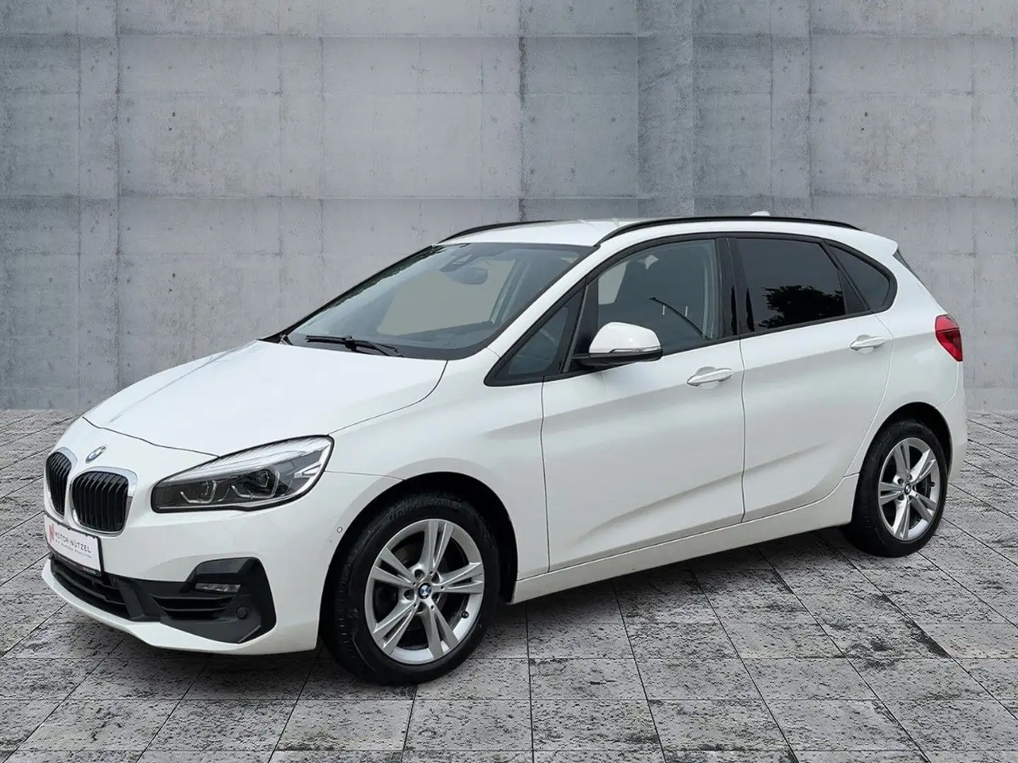 BMW 218i Active Tourer AHK+SHZ+2xPDC+DAB+NSW+MFL+17" Wit - 2