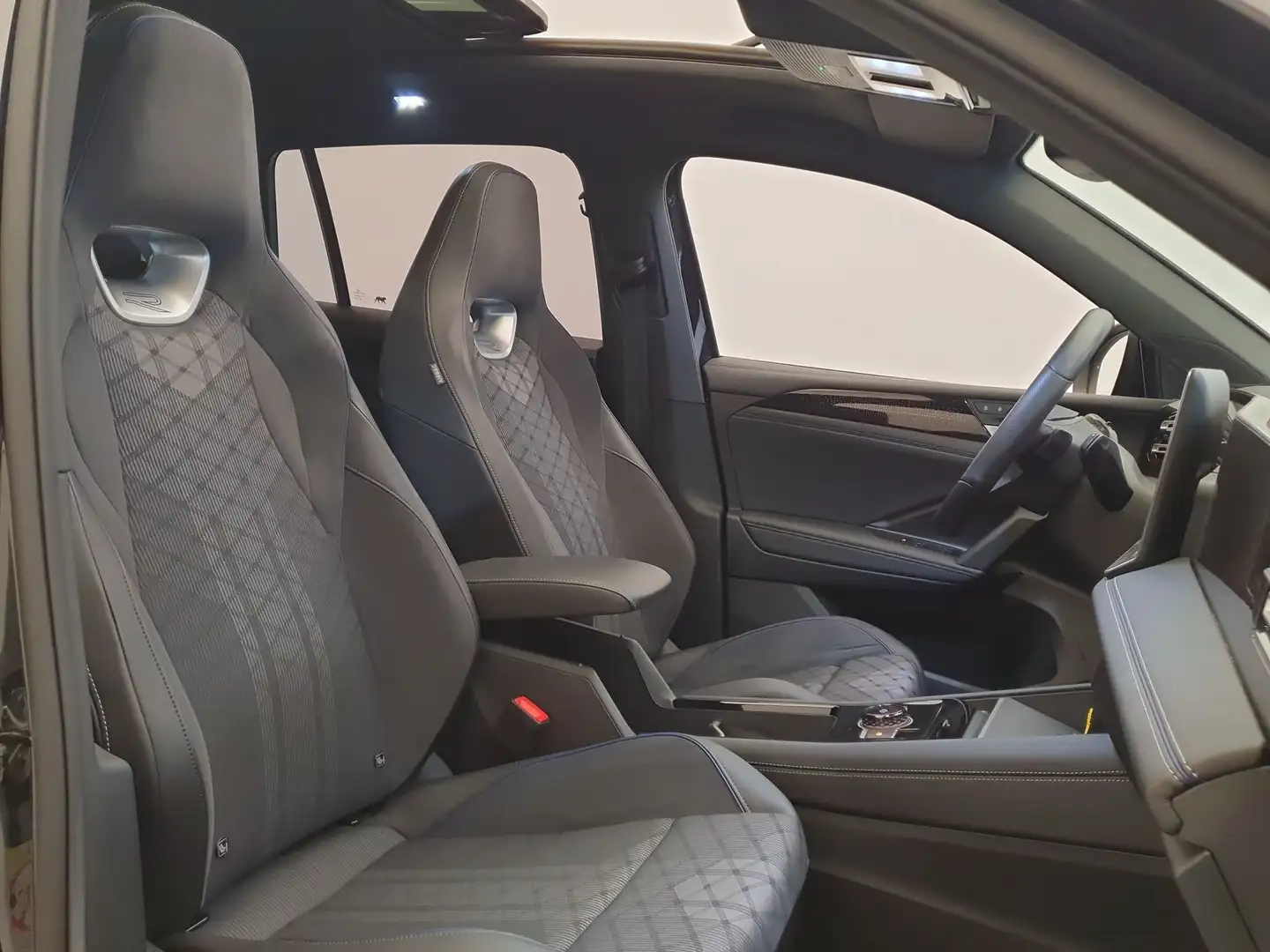 Volkswagen Tiguan 1.5 eTSI 150pk DSG/AUT R-Line Wegklapbare trekhaak Zwart - 2