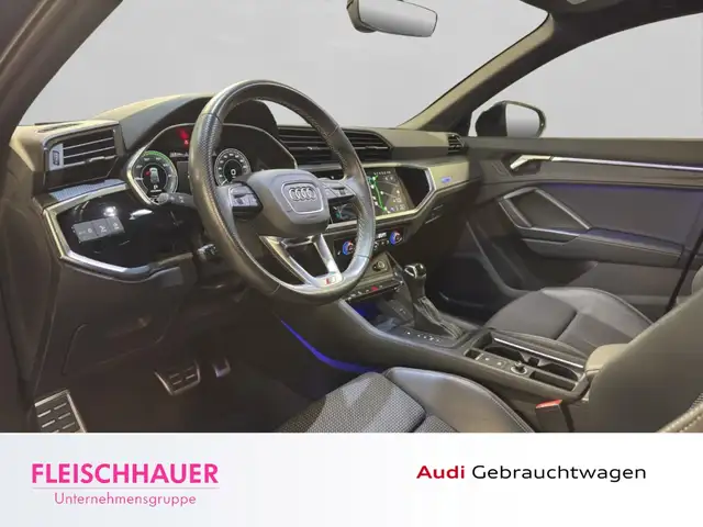 Audi Q3 view 10