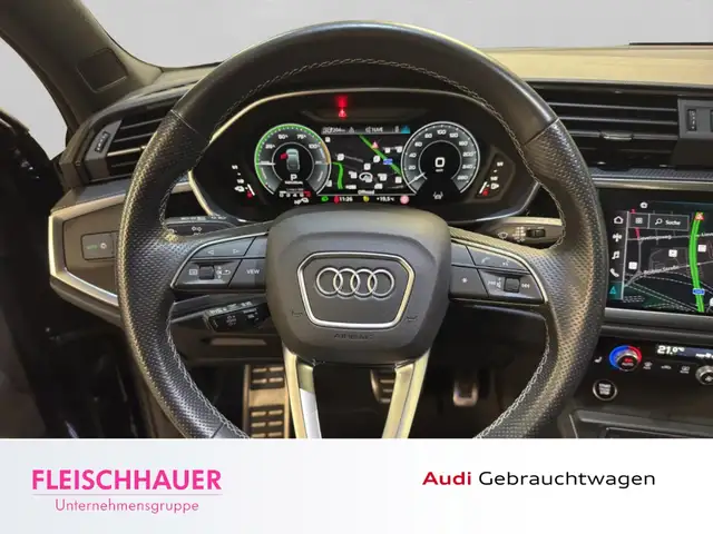 Audi Q3 view 11