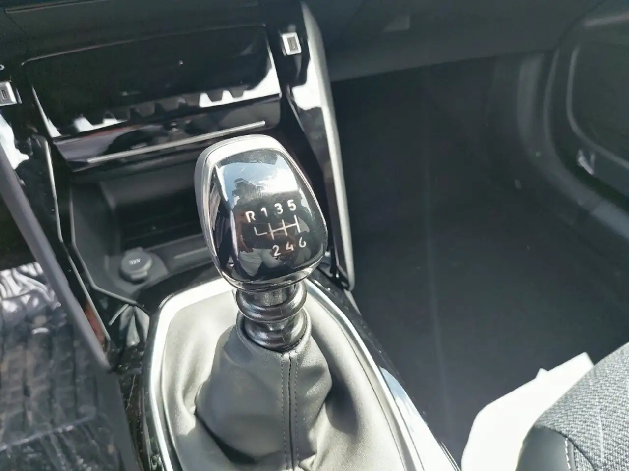 Peugeot 2008 Allure PureTech 100 S&S 17