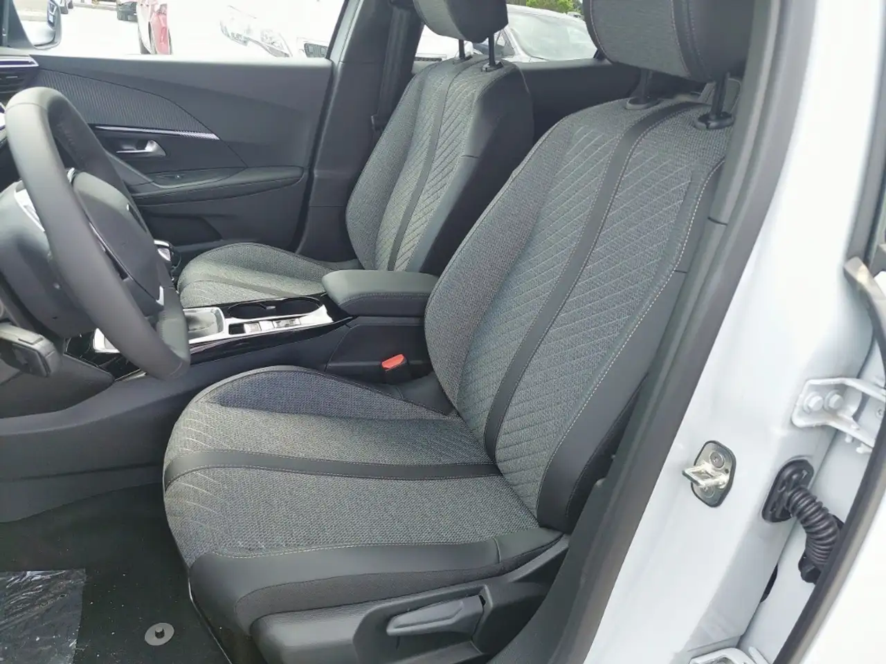 Peugeot 2008 Allure PureTech 100 S&S 18