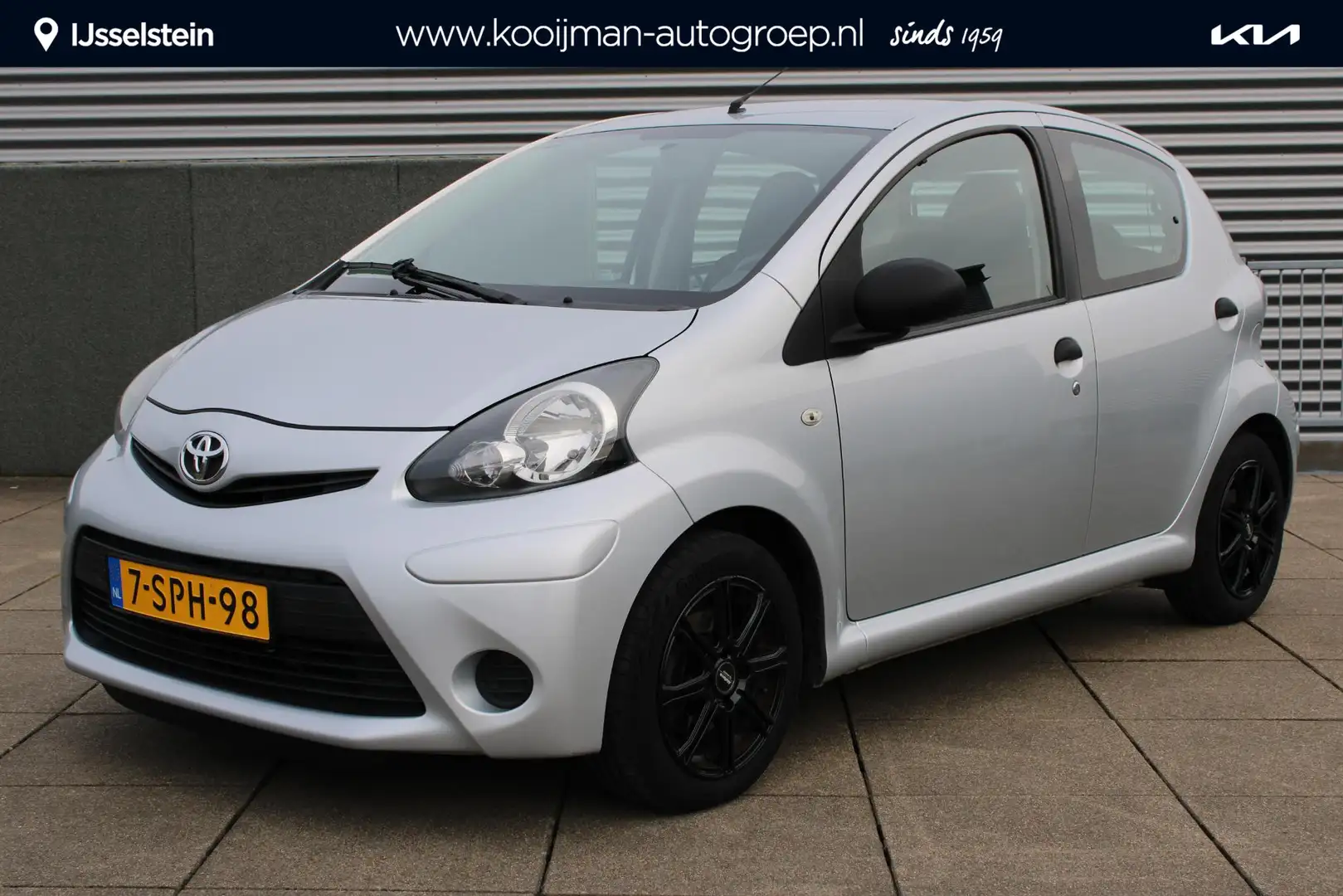 Toyota Aygo 1.0 VVT-i Now 5-DEURS, LICHT METALEN VELGEN, AIRCO Gris - 1