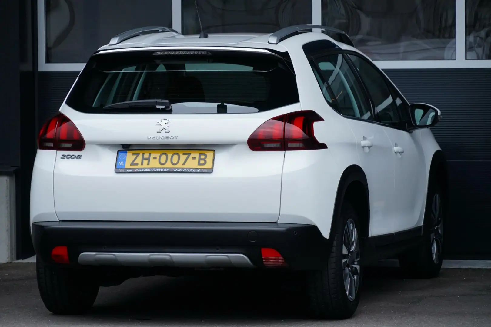 Peugeot 2008 1.2 PureTech Allure, NL, CarPlay, clima, cam. Wit - 2