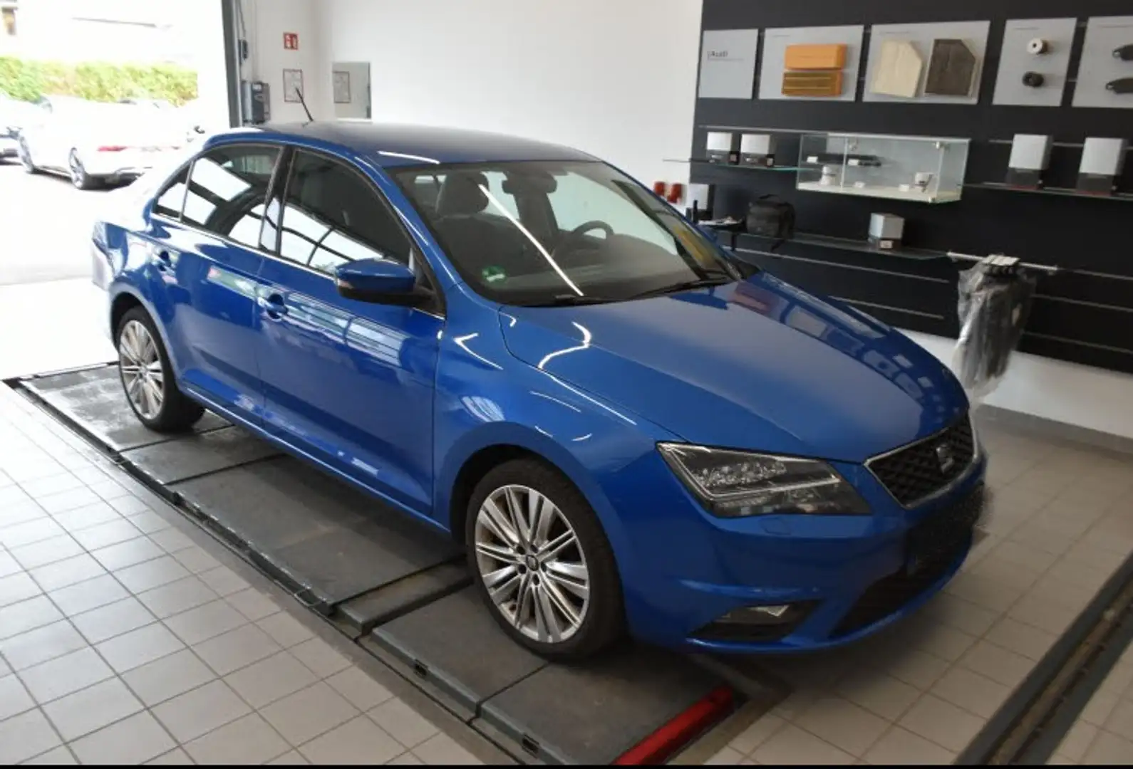SEAT Toledo 1.0 TSI Xcellence Navi PDC GRA Blau - 2