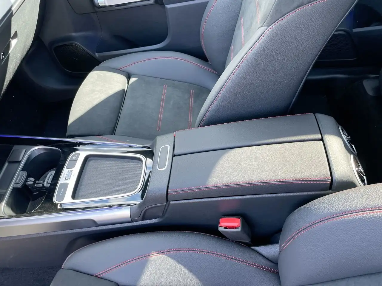 Mercedes-Benz GLB снимка Mercedes-Benz GLB