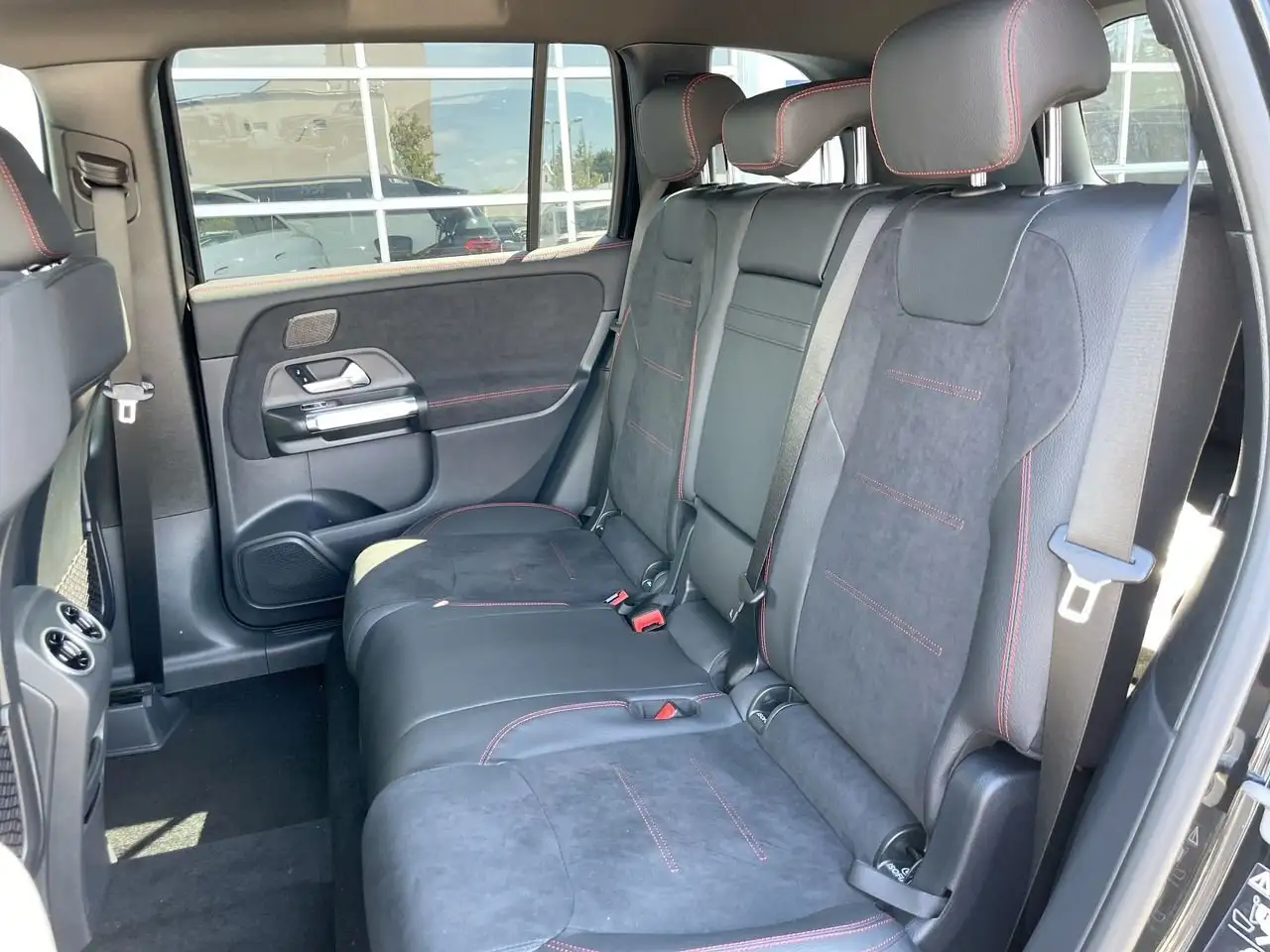 Mercedes-Benz GLB снимка Mercedes-Benz GLB