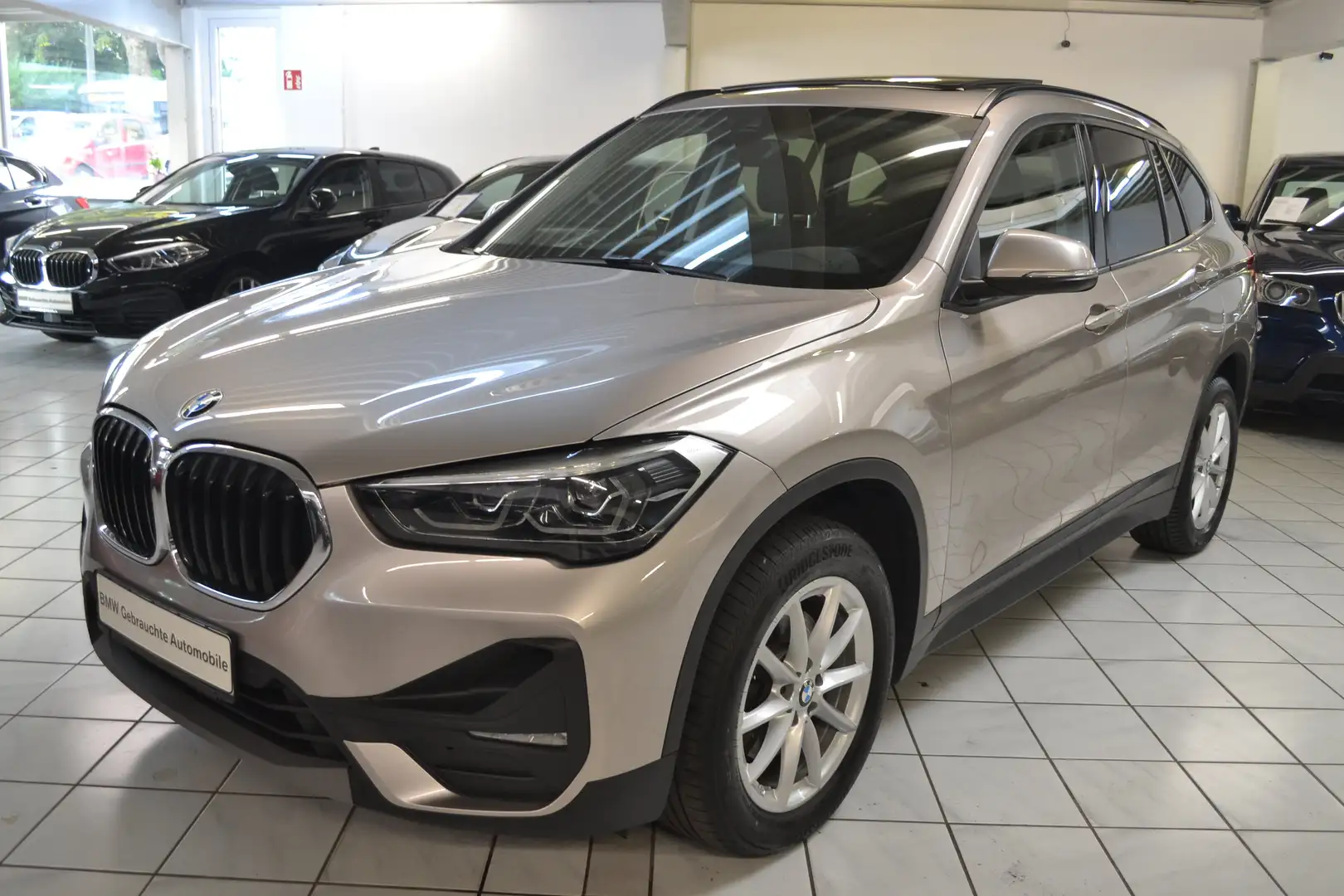 BMW X1 18 DA xDrive *FACELIFT*PANORAMA*LED*AHK*NAVIGATION Argento - 1