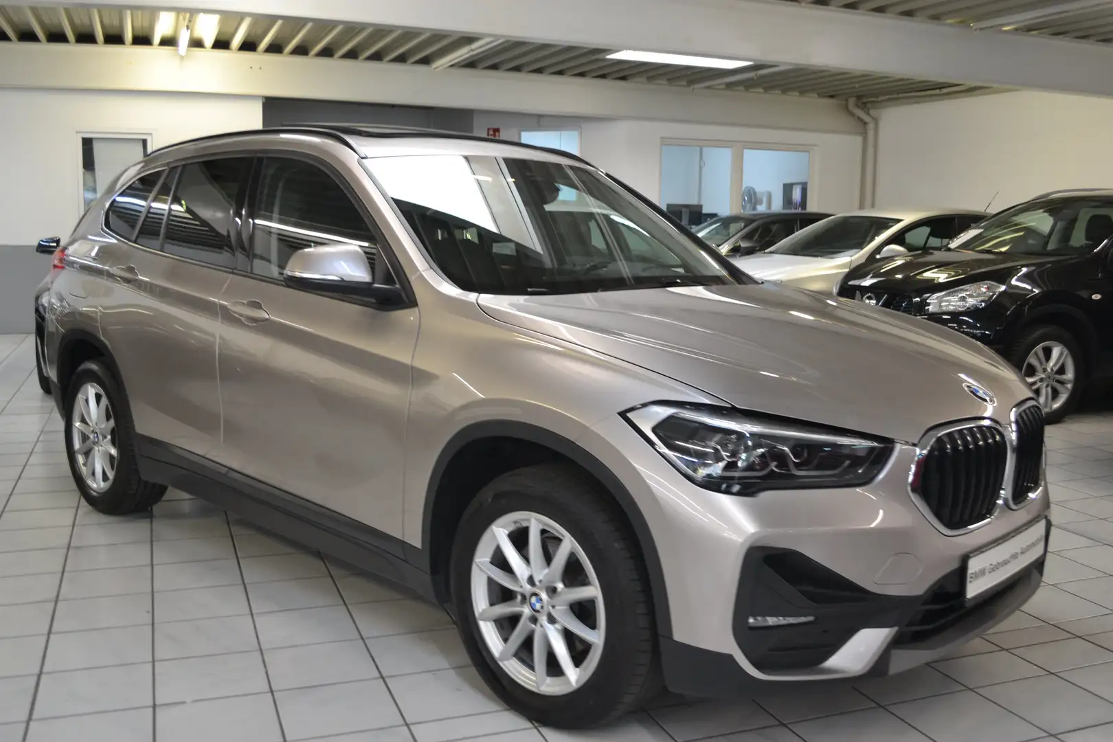 BMW X1 18 DA xDrive *FACELIFT*PANORAMA*LED*AHK*NAVIGATION Argento - 2
