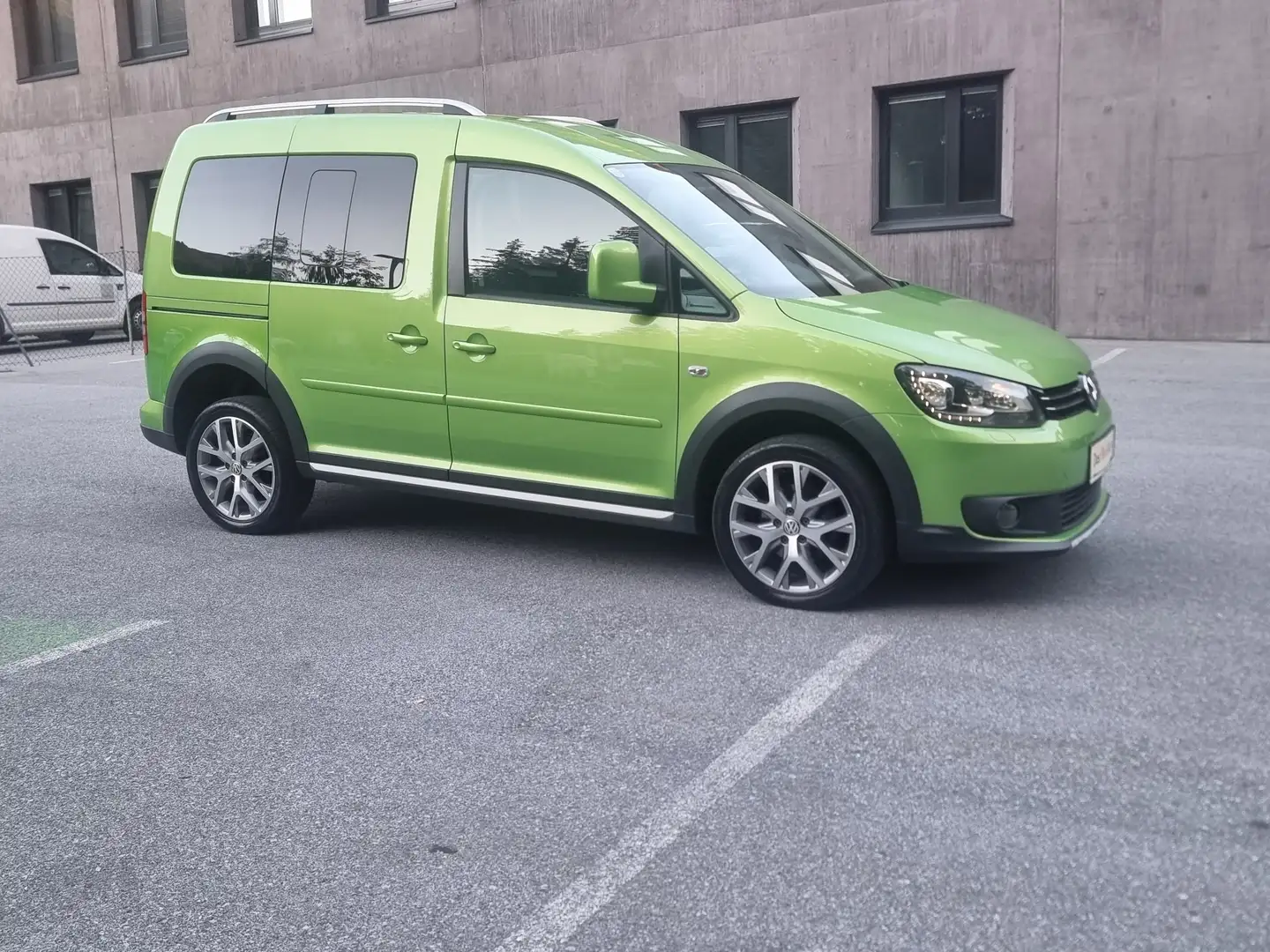Volkswagen Caddy Kombi Cross 2,0 TDI DPF 4MOTION Verde - 1