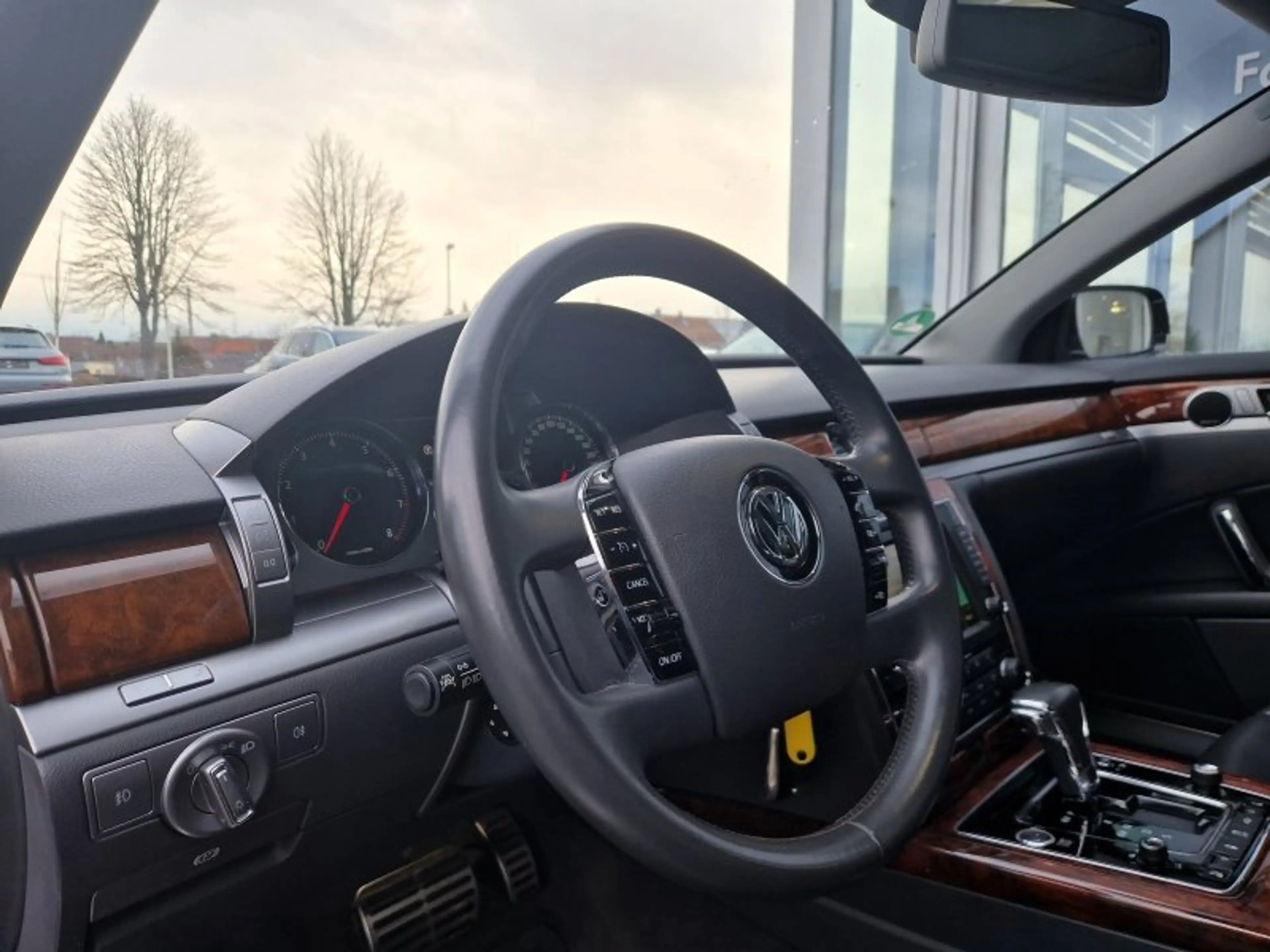 Volkswagen Phaeton V8 ACC Xenon Leder Kamera Dynaudio Standheizung Pr — photo 9