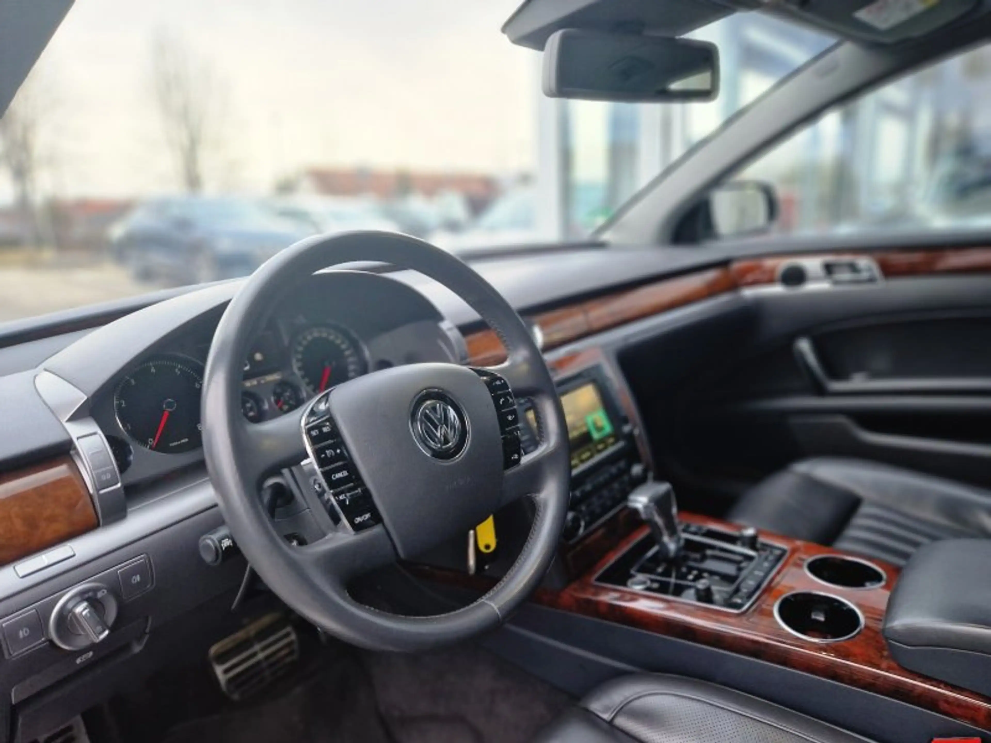Volkswagen Phaeton V8 ACC Xenon Leder Kamera Dynaudio Standheizung Pr — photo 13