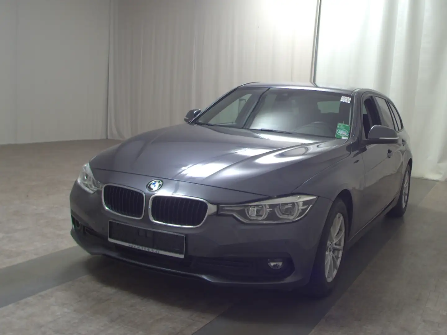 BMW 318 d Touring  Advantage Navi LED RFK Shz Grau - 2