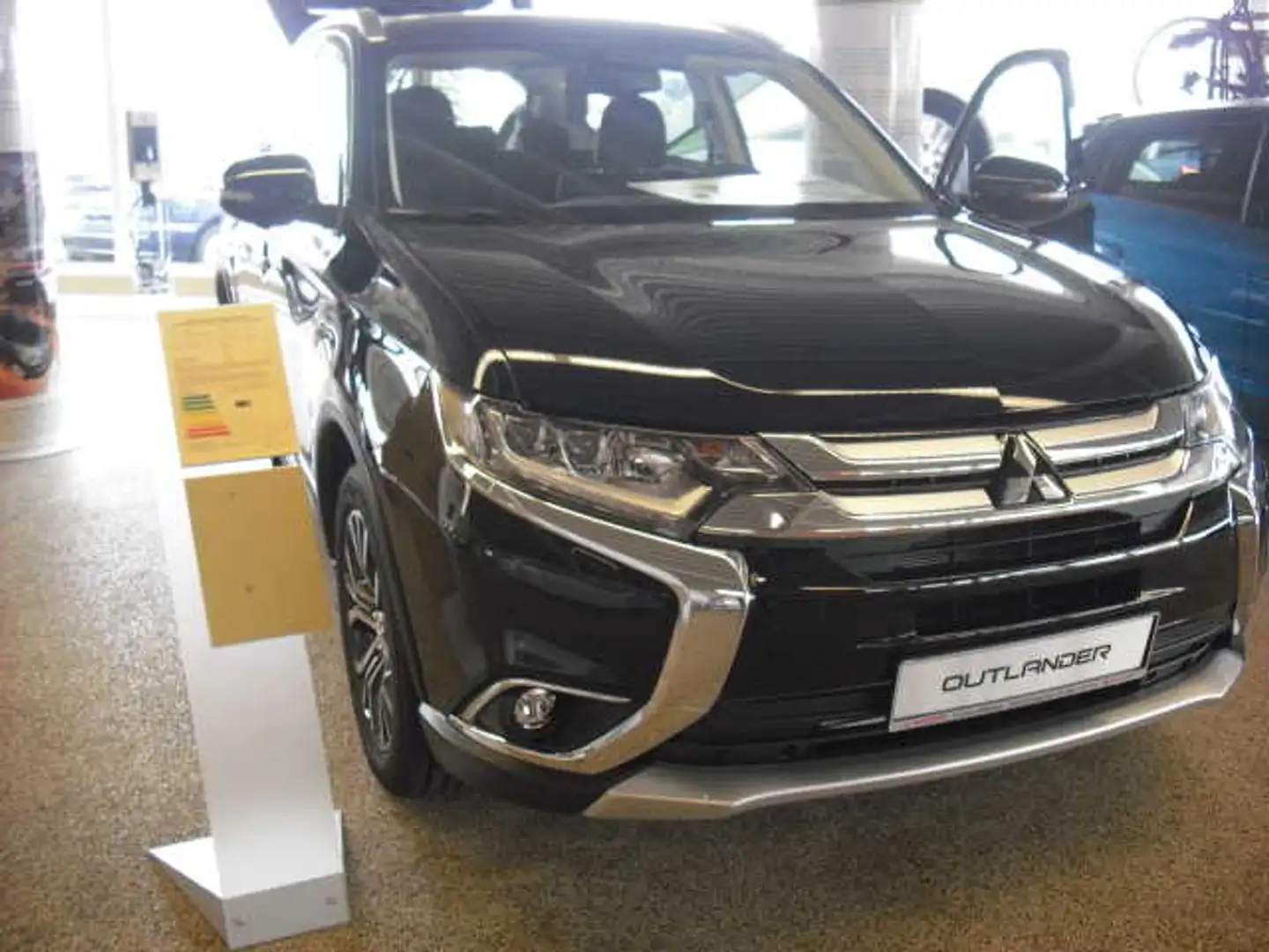 Mitsubishi Outlander Edition 100+ 2.2 DI-D 4WD Automatik Schwarz - 1