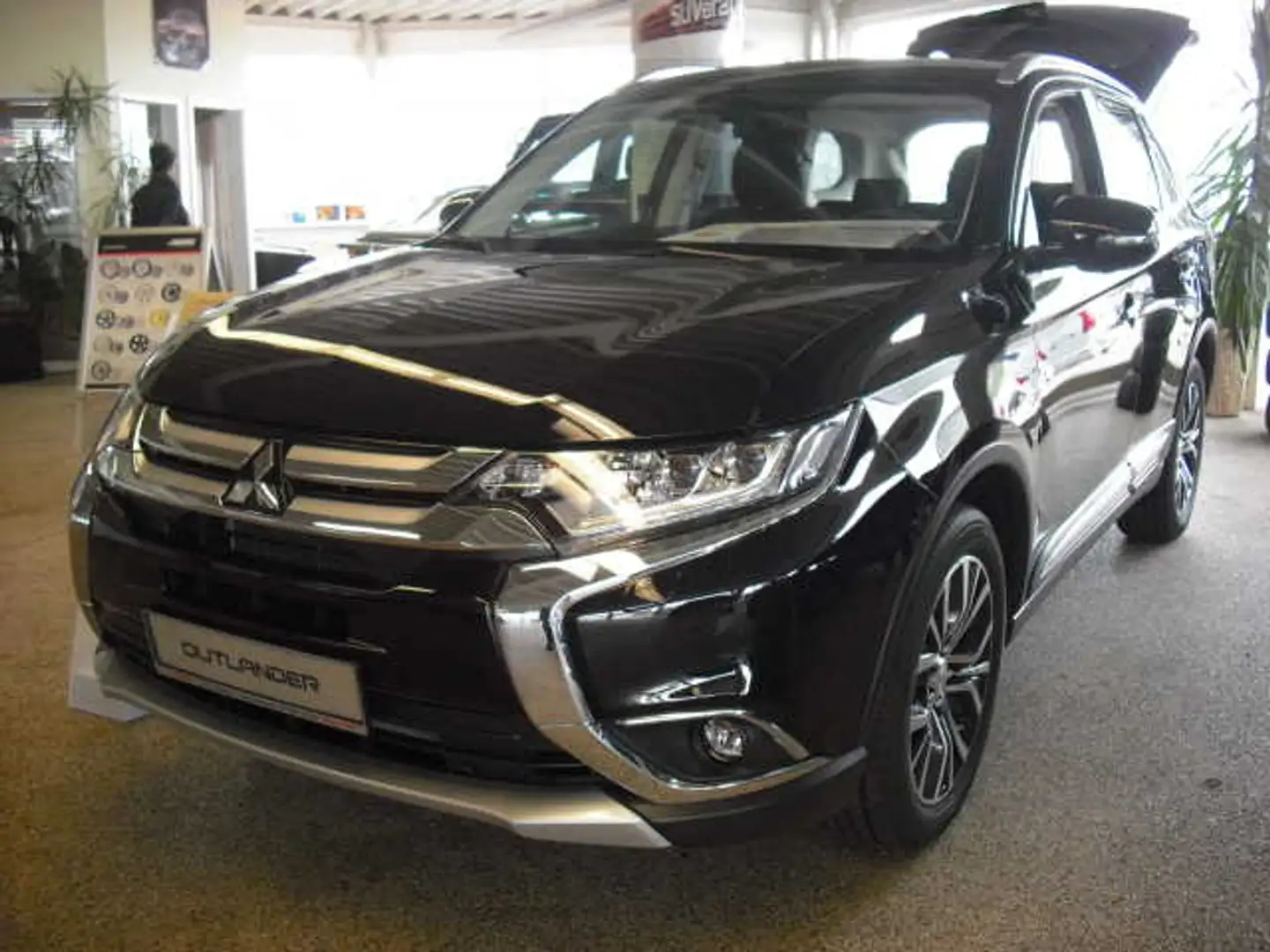 Mitsubishi Outlander Edition 100+ 2.2 DI-D 4WD Automatik Schwarz - 2