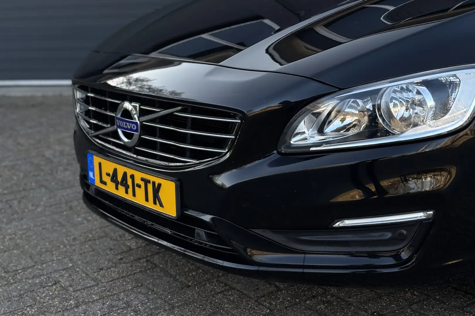 Volvo V60 2.0 T3 Polar+ | Sportleder | PDC V & A | Stoelverw Zwart - 2