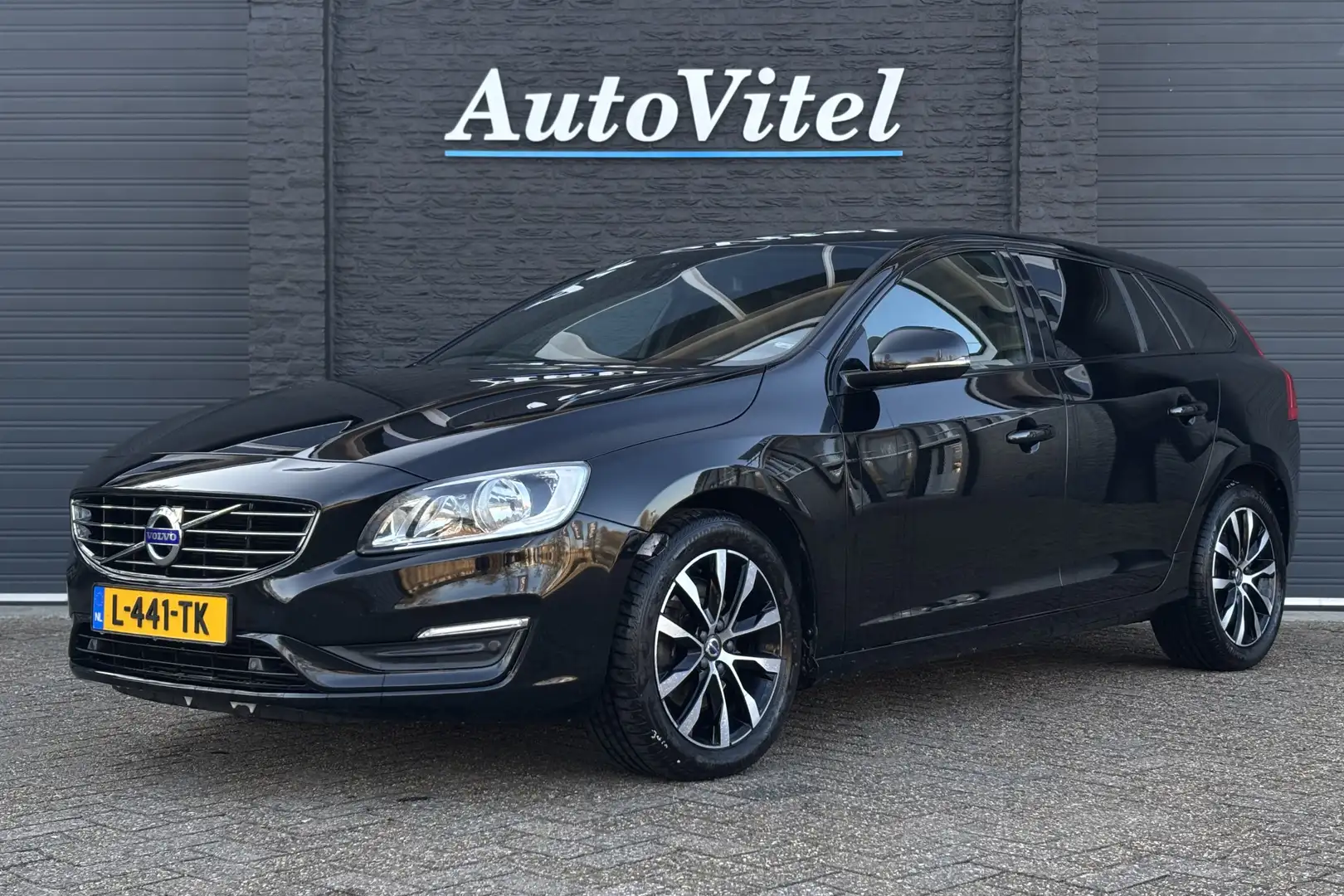 Volvo V60 2.0 T3 Polar+ | Sportleder | PDC V & A | Stoelverw Zwart - 1