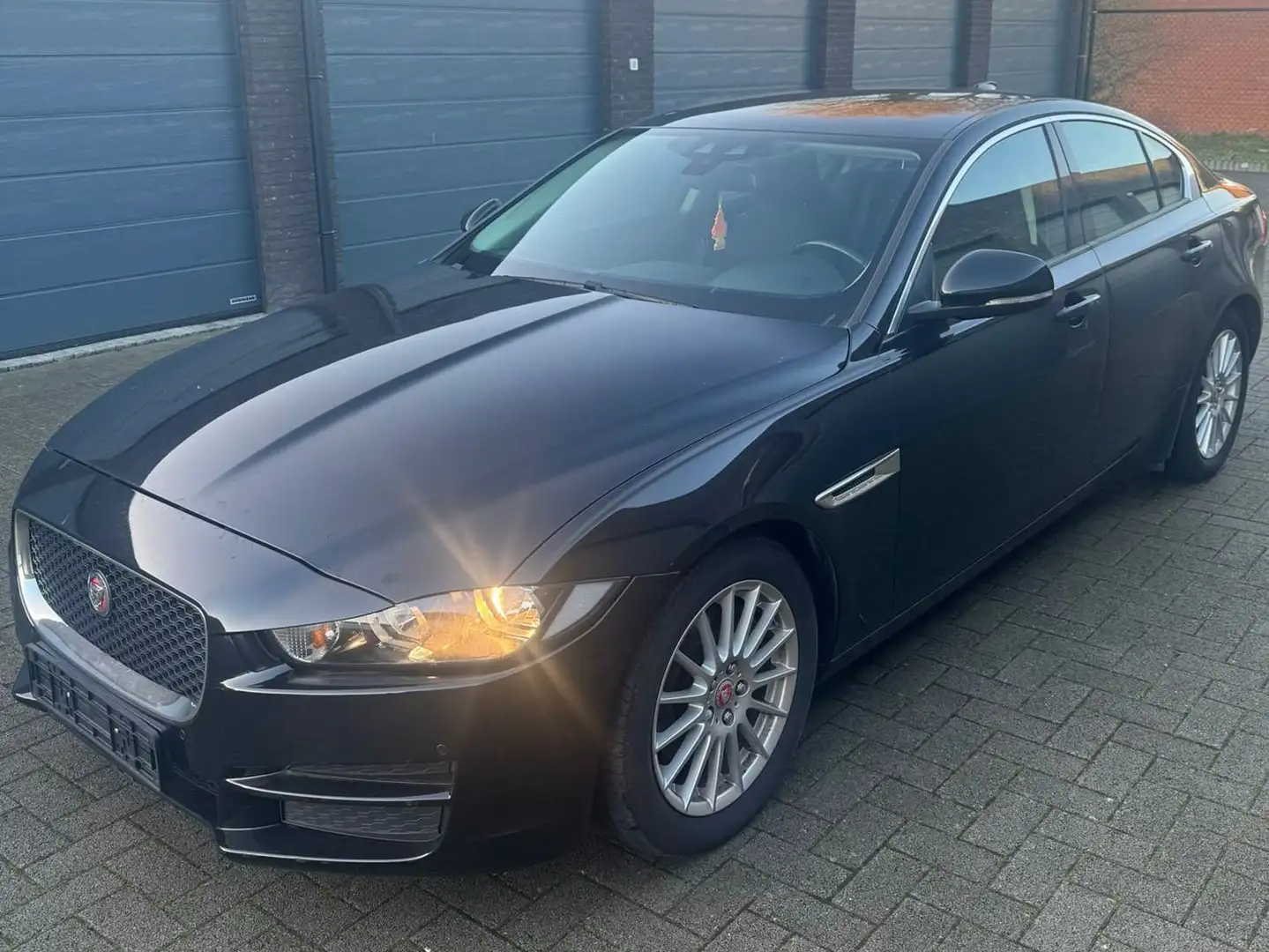 Jaguar XE XE E-Performance Aut. Pure Negru - 2