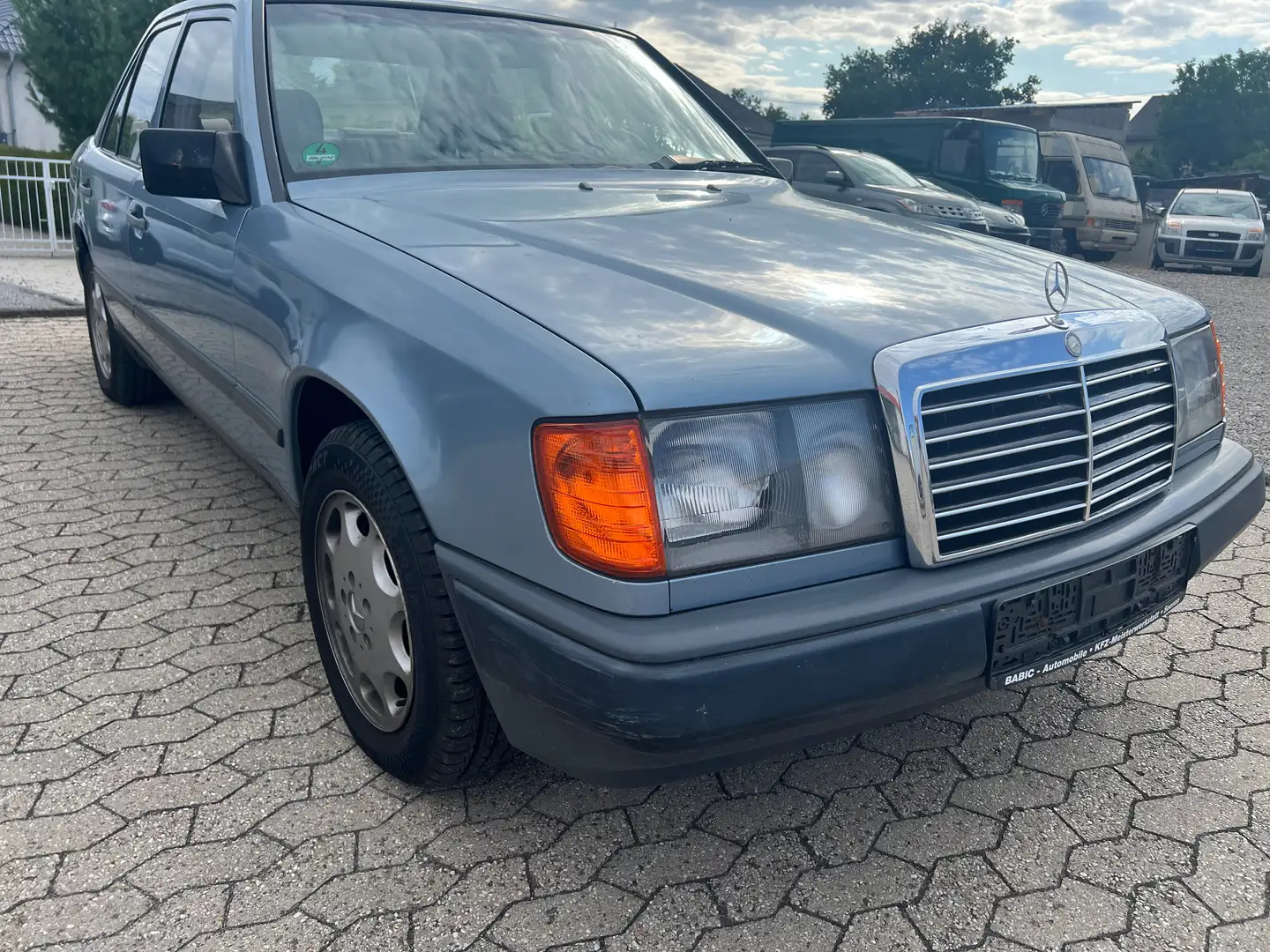 Mercedes-Benz E 260 Oldtimer mit H-Kennzeichen Azul - 2