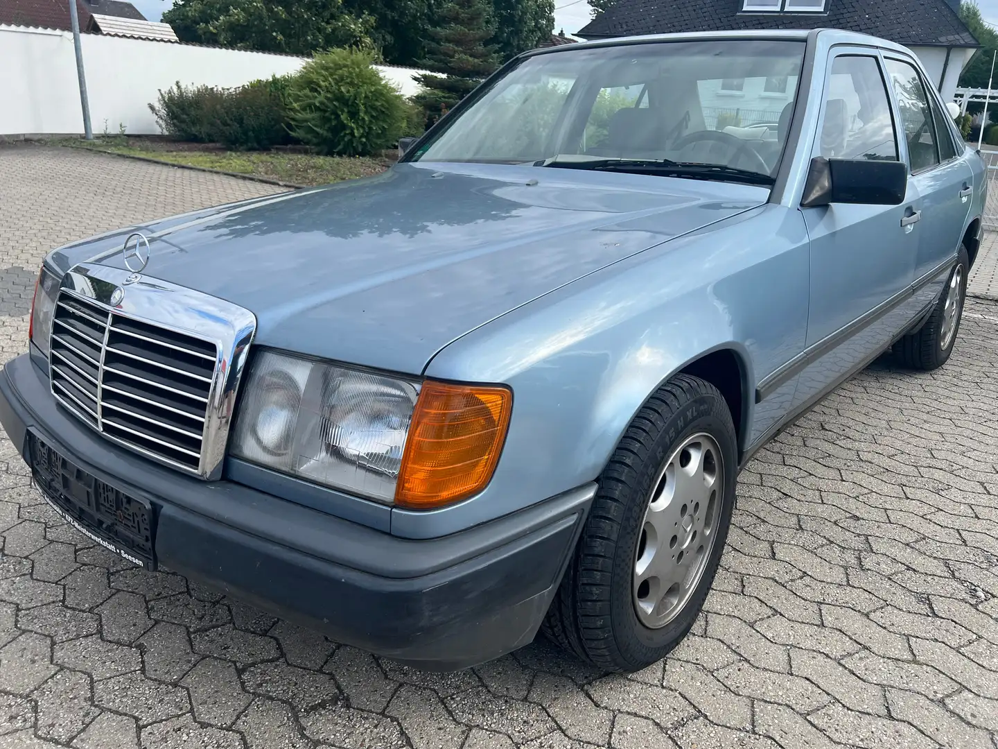 Mercedes-Benz E 260 Oldtimer mit H-Kennzeichen Azul - 1