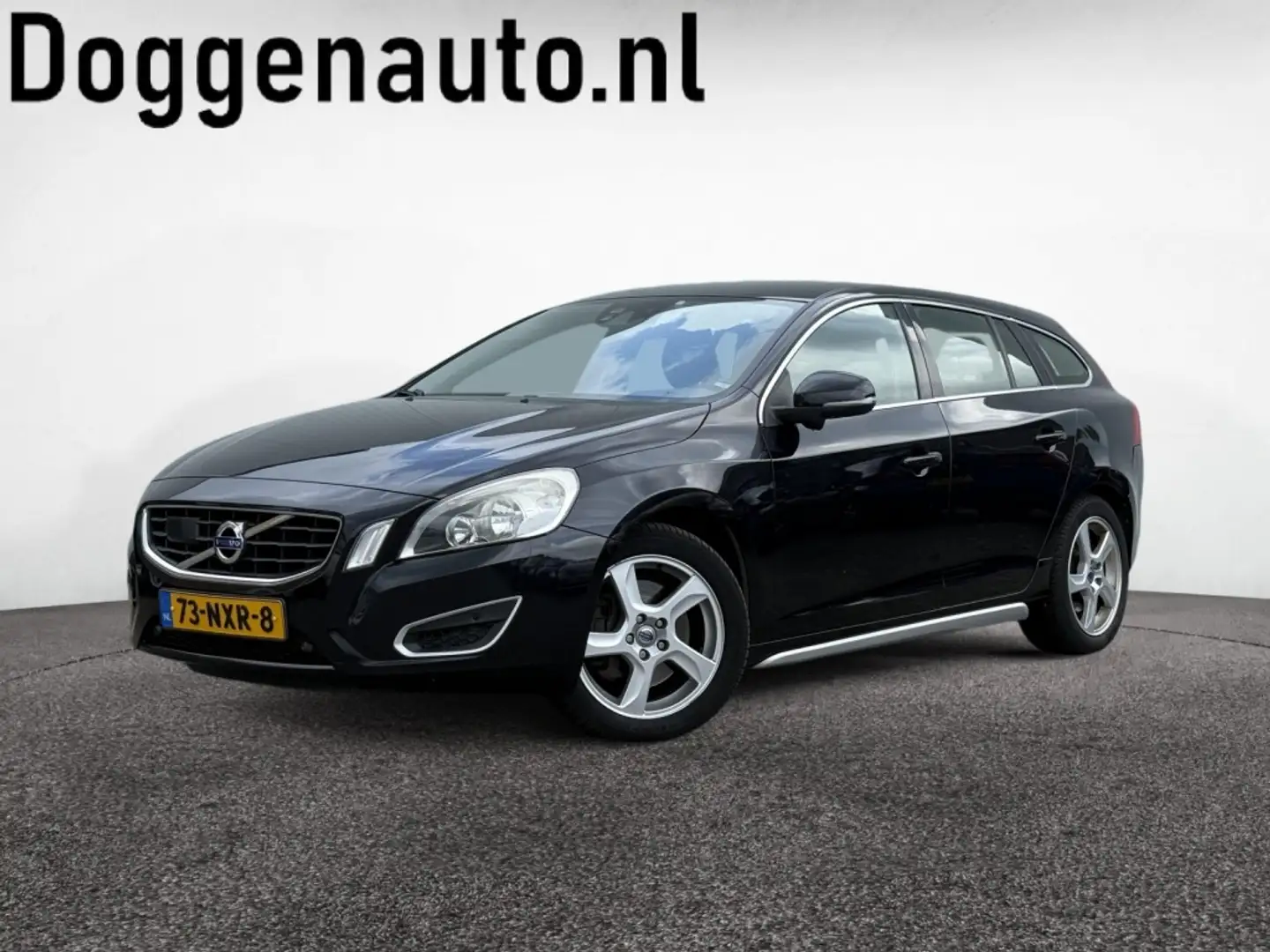 Volvo V60 2.0T Momentum Automaat NAP Blis PDC Trekhaak Navi Zwart - 1