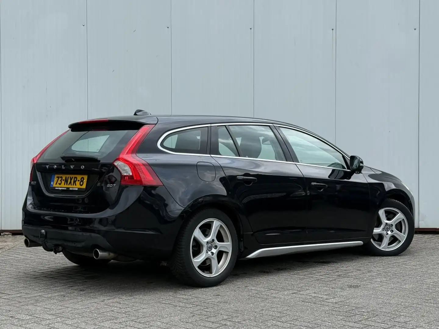 Volvo V60 2.0T Momentum Automaat NAP Blis PDC Trekhaak Navi Zwart - 2
