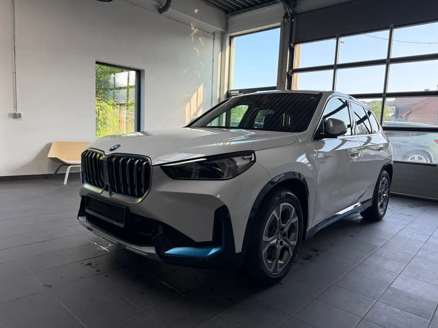 BMW iX1 30 xDrive xLine Sportleders_Headup_DrivAssProf_360 Blanc - 2