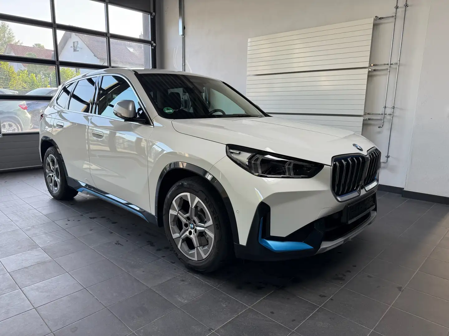 BMW iX1 30 xDrive xLine Sportleders_Headup_DrivAssProf_360 Blanc - 1