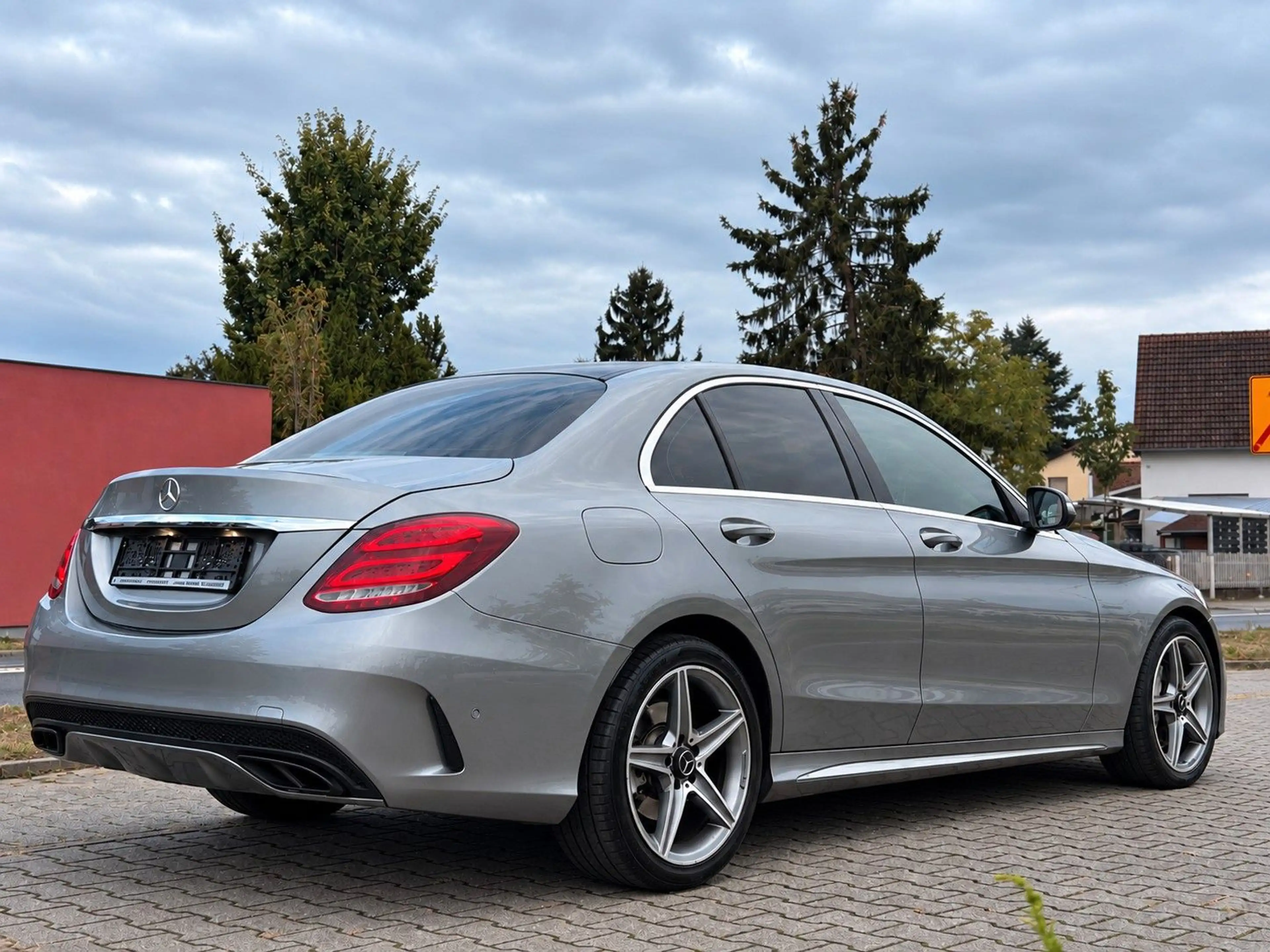 Mercedes-Benz C 250 AMG LINE*PANO*DISTRONIC*LEDER*COMAND*VOLL* — photo 4