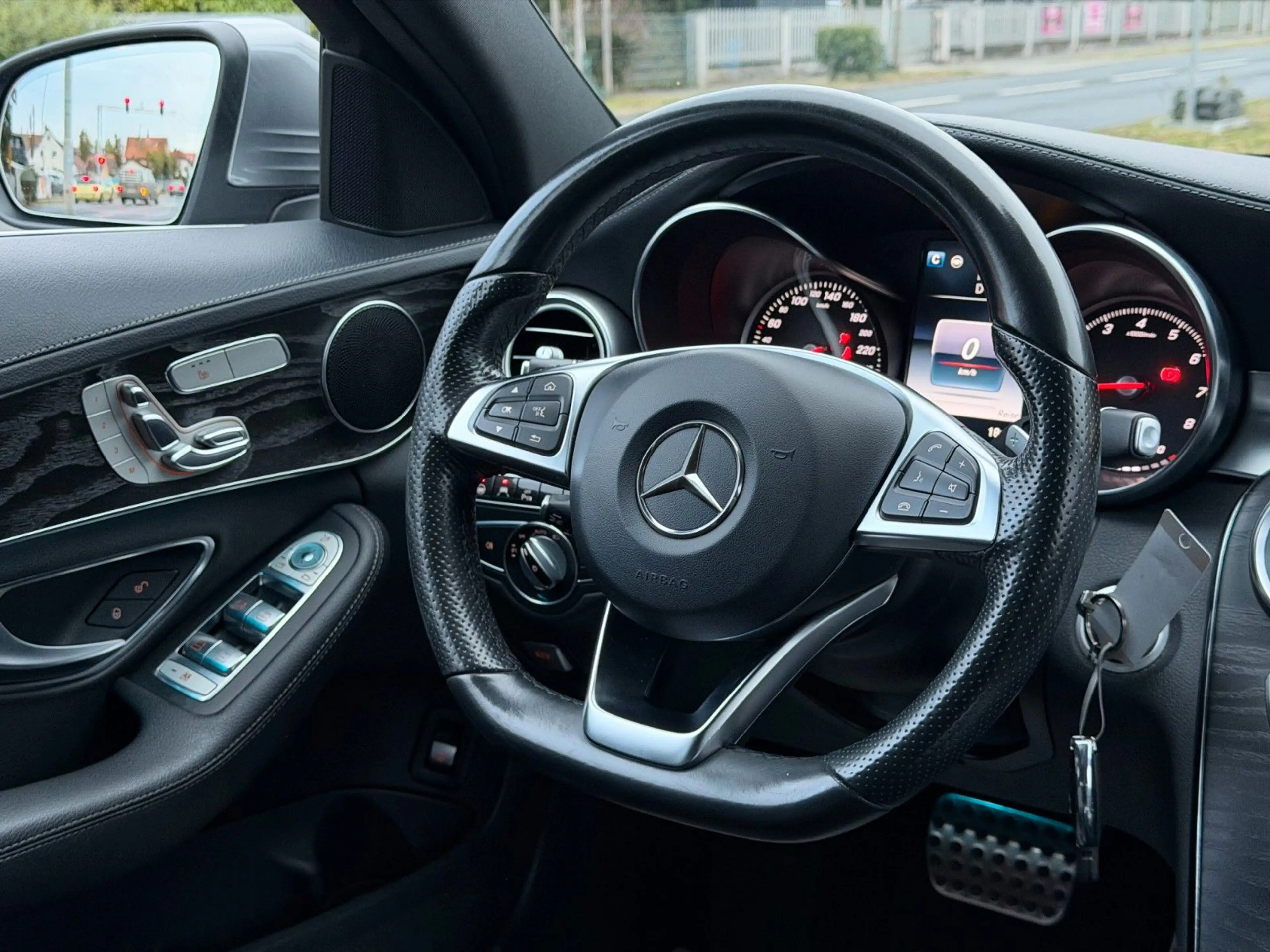 Mercedes-Benz C 250 AMG LINE*PANO*DISTRONIC*LEDER*COMAND*VOLL* — photo 11