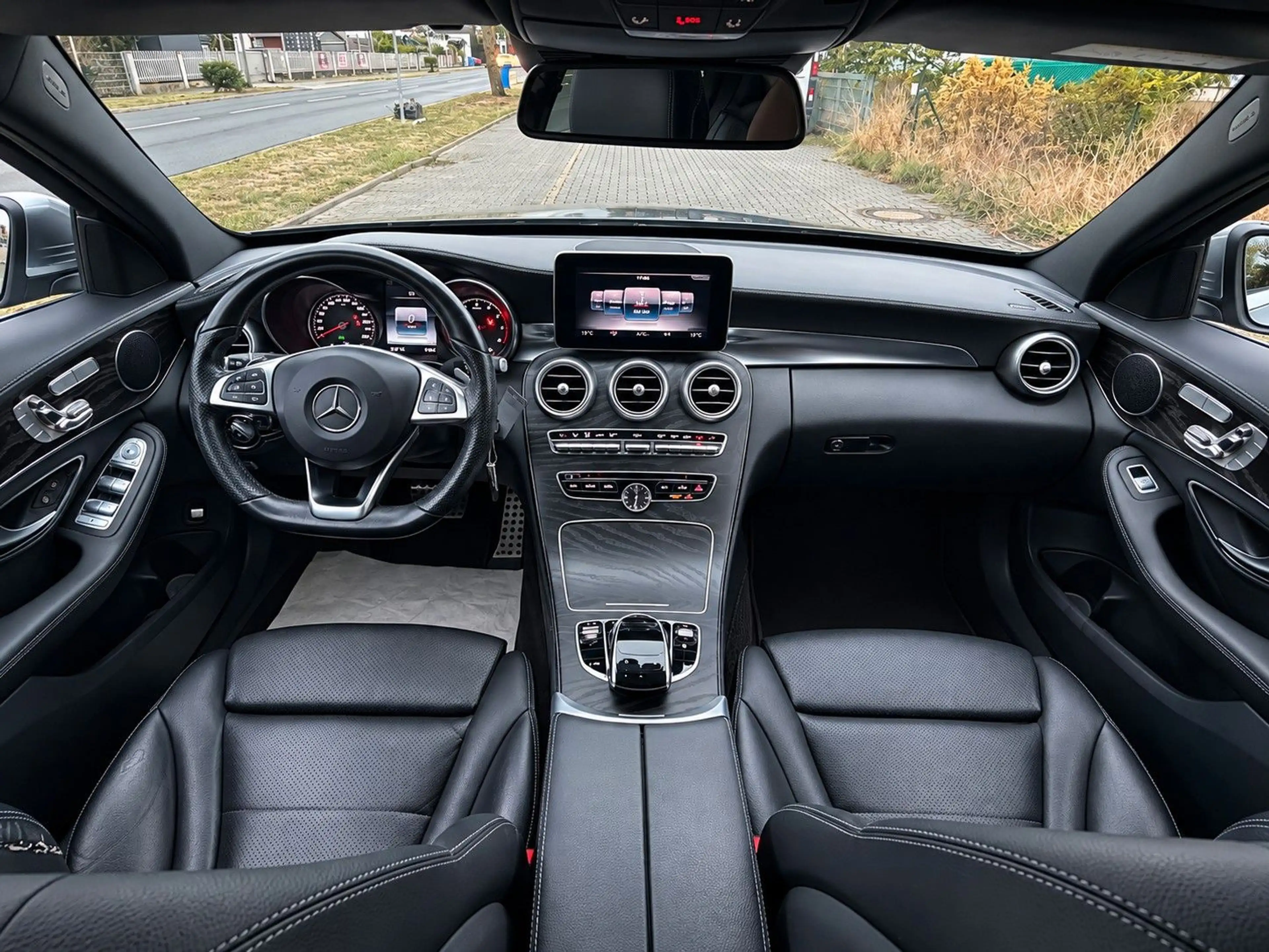Mercedes-Benz C 250 AMG LINE*PANO*DISTRONIC*LEDER*COMAND*VOLL* — photo 10