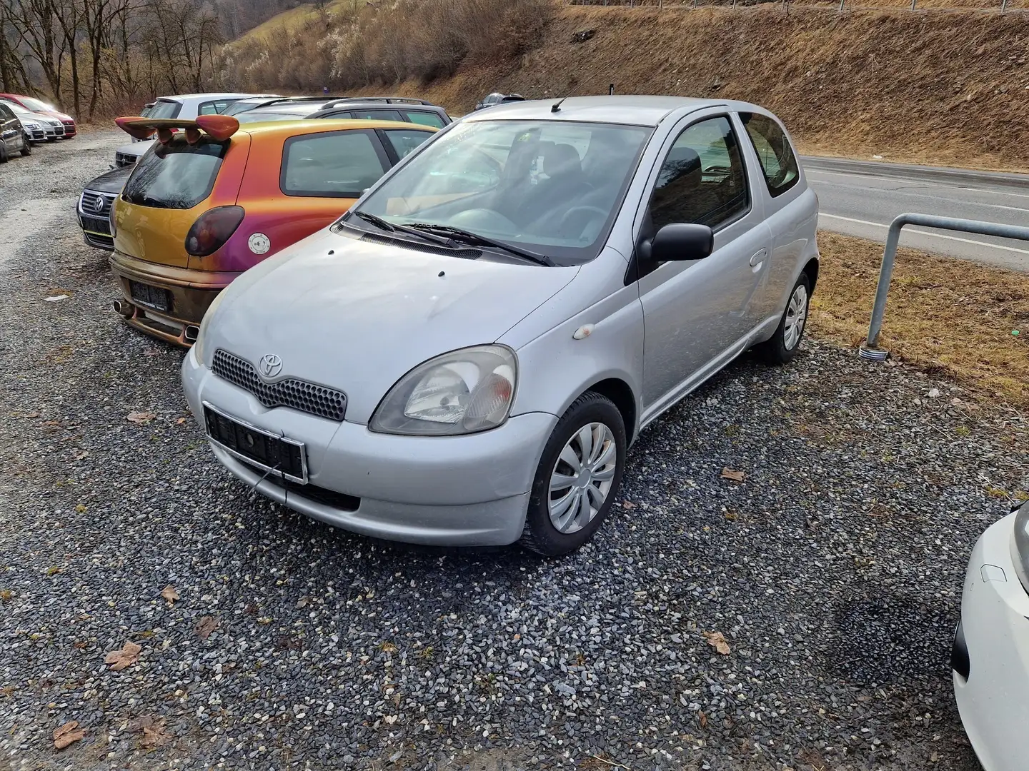 Toyota Yaris 1,0 VVT-i Grau - 1