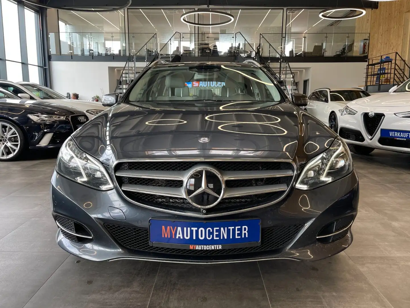 Mercedes-Benz E 350 BlueTec 4Matic *ACC*AHK*NAVI*LEDER*PANO* Grau - 2