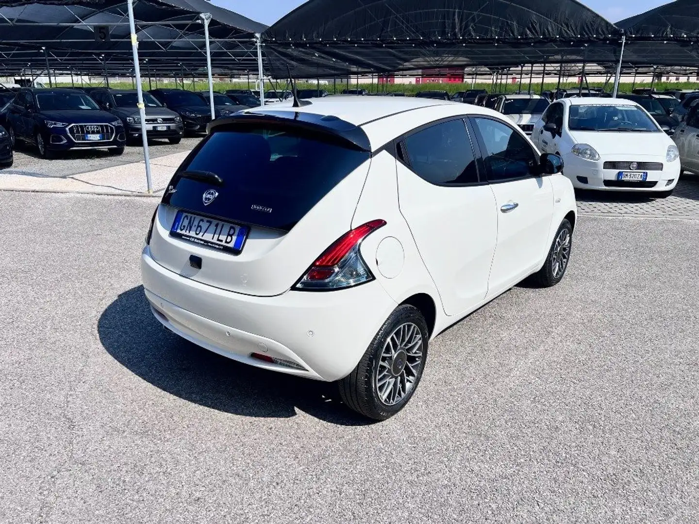 Lancia Ypsilon 1.0 FireFly 5 porte S&S Hybrid Gold Plus Bianco - 2